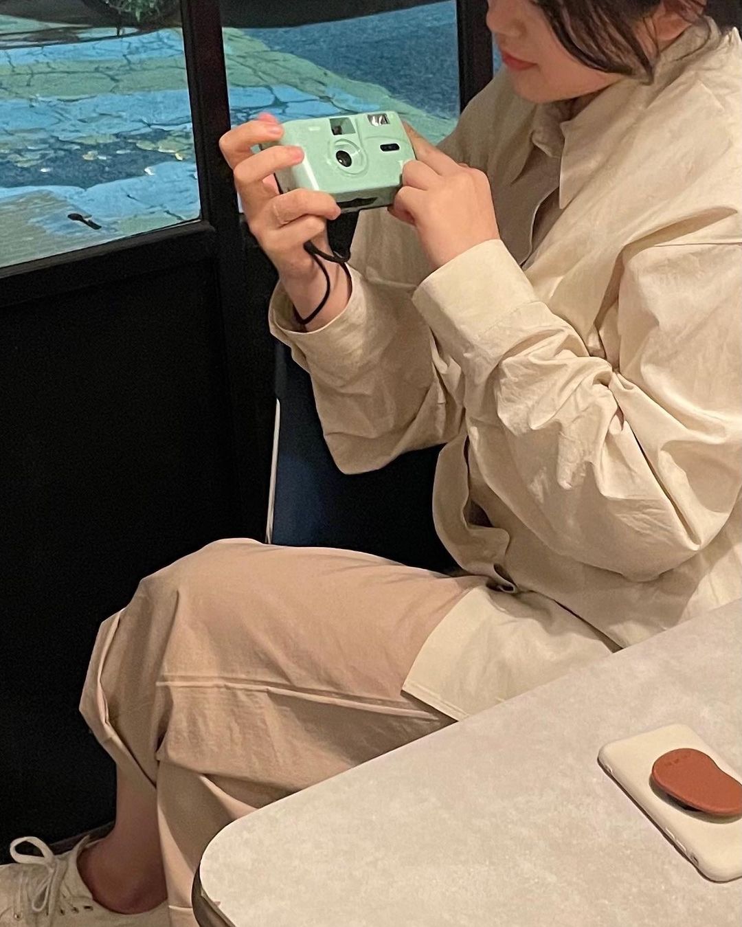  “귀여운 내 첫 필카 📸🎞 . 플래쉬 조절도 되고, 광량도 많아서 너무 좋음 ✌︎︎ 다회용 필름 카메라라서 필름만 교체해서 쭉 ~ 사용이 가능하다 특히 요 토이카메라, 세상 귀여워서 말 다 했지 . . . #협찬 #코닥 #카메라 #토이카메라…”