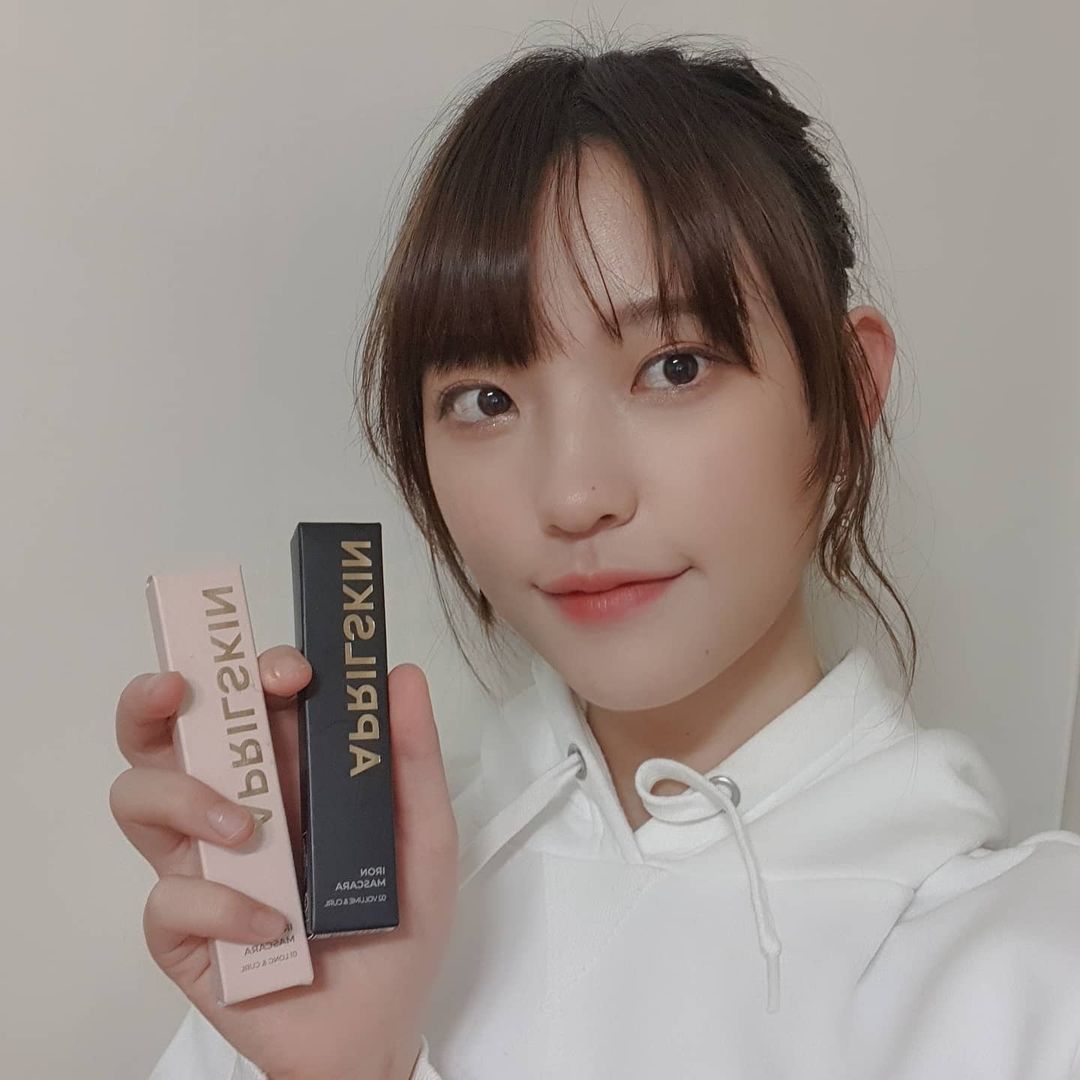  “[에이프릴스킨 고데기카라] 제품협찬받았습니다:) 개인적으로 기존에 쓰는 마스카라가 올리브영에서 구입한 핑크색 마스카라랑 랑콤마스카라를 쓰는데(그 두개를 제외하고는 다 쳐지거나 무너지는게 있어서😂) 이번 마스카라는 무너지는것도, 쳐지는것도 없이…”