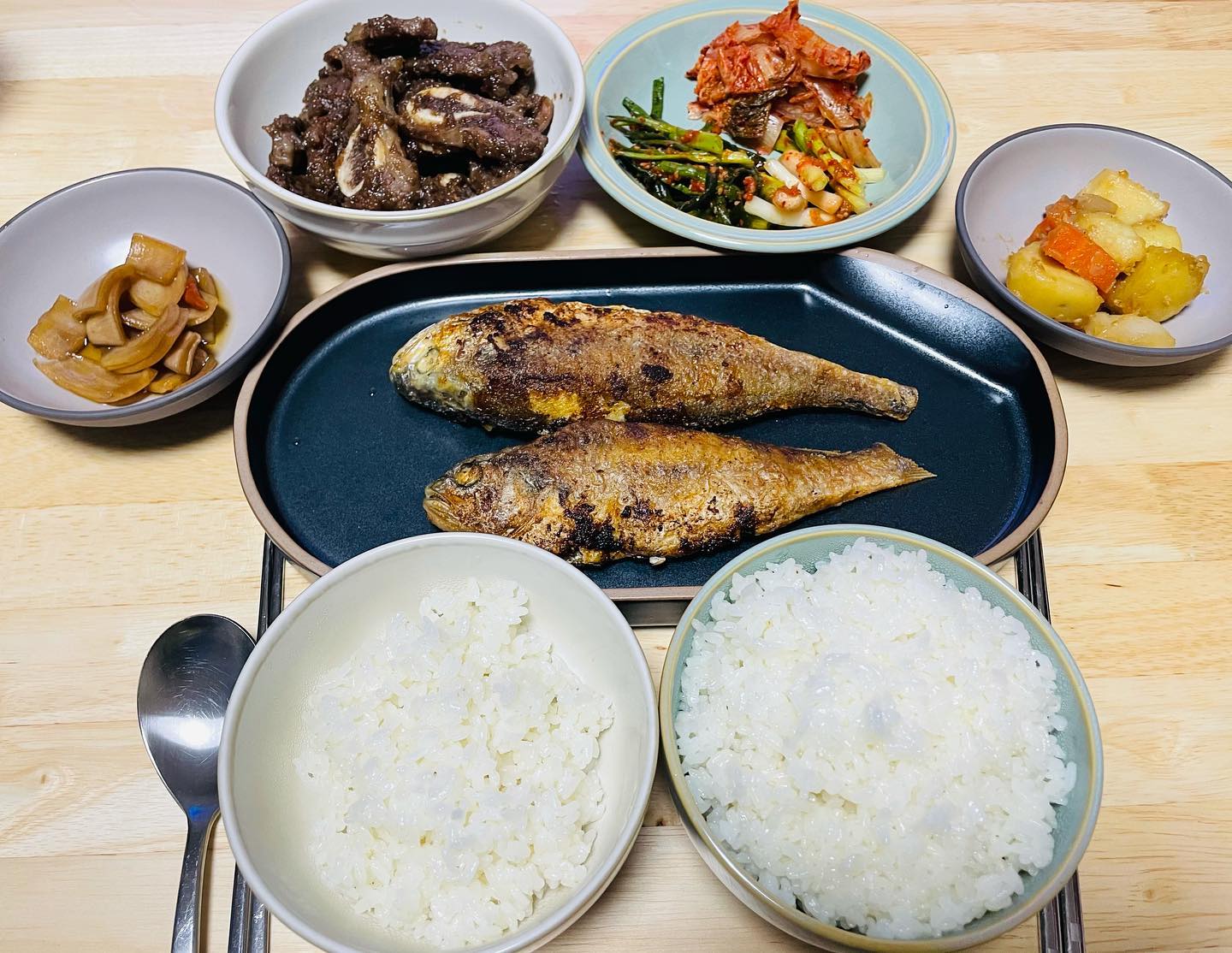 집밥🥰

엄마가 손질해서 준 굴비
냉동실에서 탈출😍
쌀뜬물에 넣었다
밀가루 찹찹 묻쳐서 굽기

아무래도 난 에프보다 후라이팬에
굽는게 맛나😎

내가한 쬐끔 남은 라갈비도 굽굽❣️