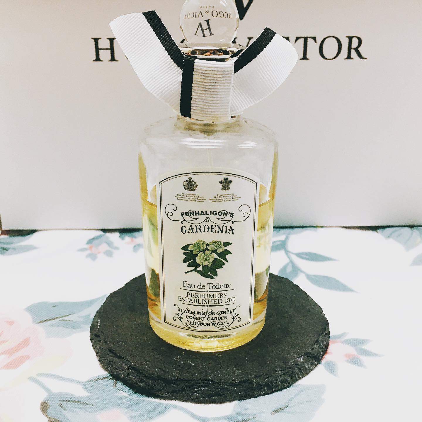 #봄향수 #펜할리곤스 #가드니아

메론향으로 시작하는 싱그럽고 우아한 펜할리곤스 가드니아는 플레어 미니 원피스에 잘 어울리는 향수예요. 가드니아의 깨끗하고 우아하면서도 살짝 달콤한 느낌이 잘 살아 있지만, 뭔가 취할 것 같은 매혹적인 향은 없습니다. 

세상에 완벽한 가드니아 향수는 별로 없는 편이라 펜할리곤스 가드니아도 가드니아 향 매니아 층에서는 호불호가 갈리는 향이기도 해요. 저에게는 최애 향수입니다.

화이트 플라워 좋아하시는 분이라면 한 번 시향해 보세요.

#여자향수 #가드니아향수