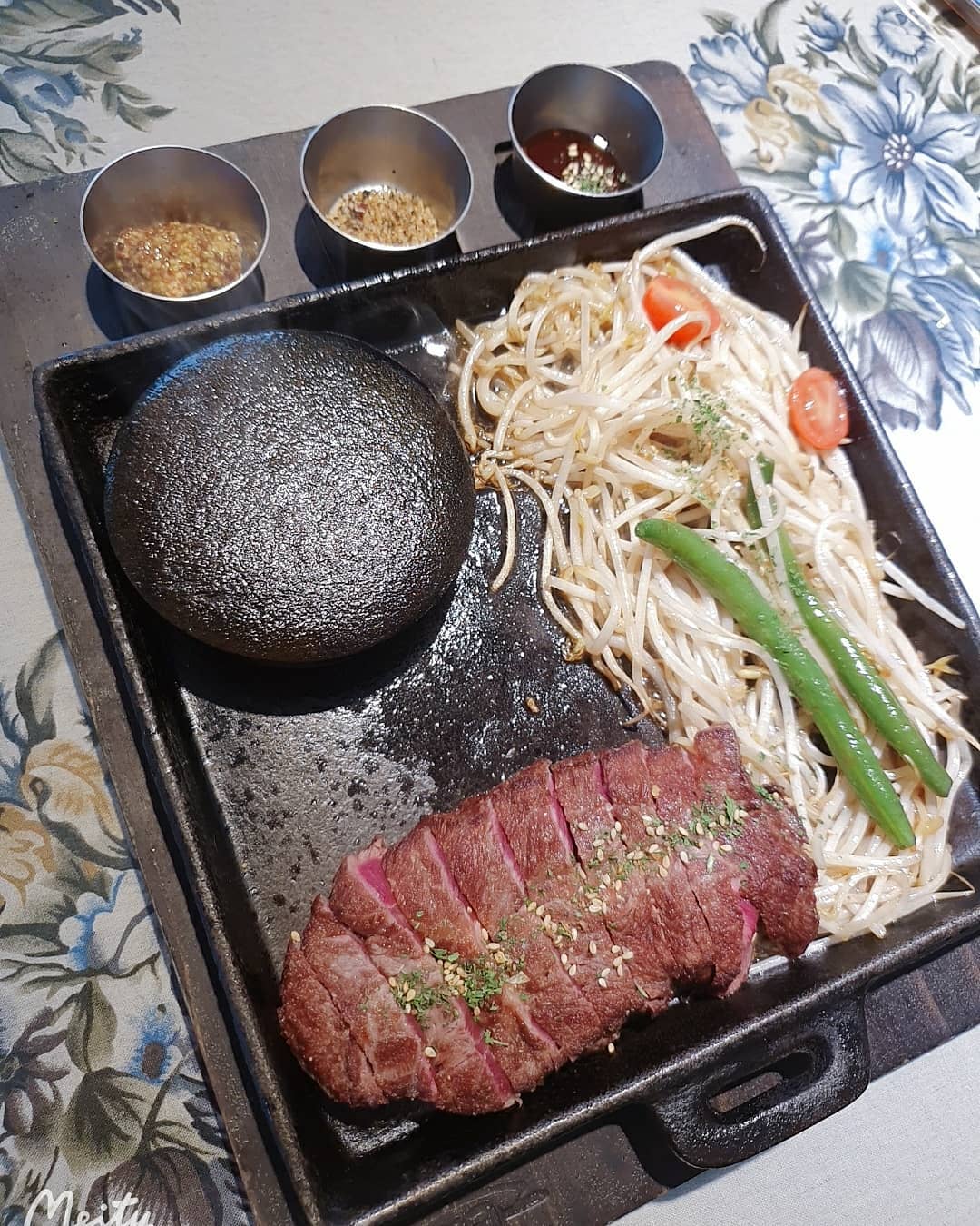 .
#맛스타그램
이래저래 볼일보구 
신랑이랑 둘이 밥먹으러~ 
여기 우리 이현이가 좋아하는집인데
먹으면서 왜케 죄스러운건지ㅋㅋㅋ
돌판에 구워가며 취향에맞게먹는 
스테이크  넘나맛난것!
#구월동맛집
#먹스타그램
#맛점
#Eats
#세상어색한부부사이