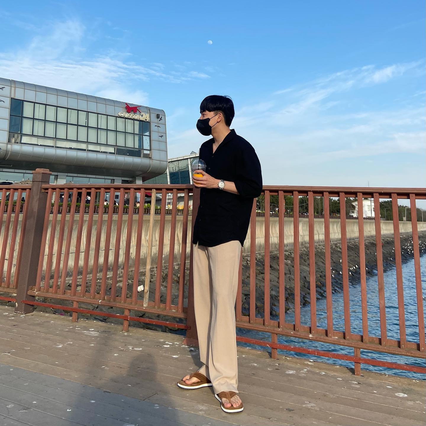 #협찬
여름에 제가 정말 자주 신는 츄바스코에서 너무 예쁜 신상을 보내주셨습니다🤗
제가 착용한 건 (말라가)라는 제품이고 탄 색상이에요!
.
그나저나 아이폰 카메라 무보정 원본인데 기둥이 왜 누워있는 느낌일까요..?
대각선으로 찍어서 그런가..🤔🙃