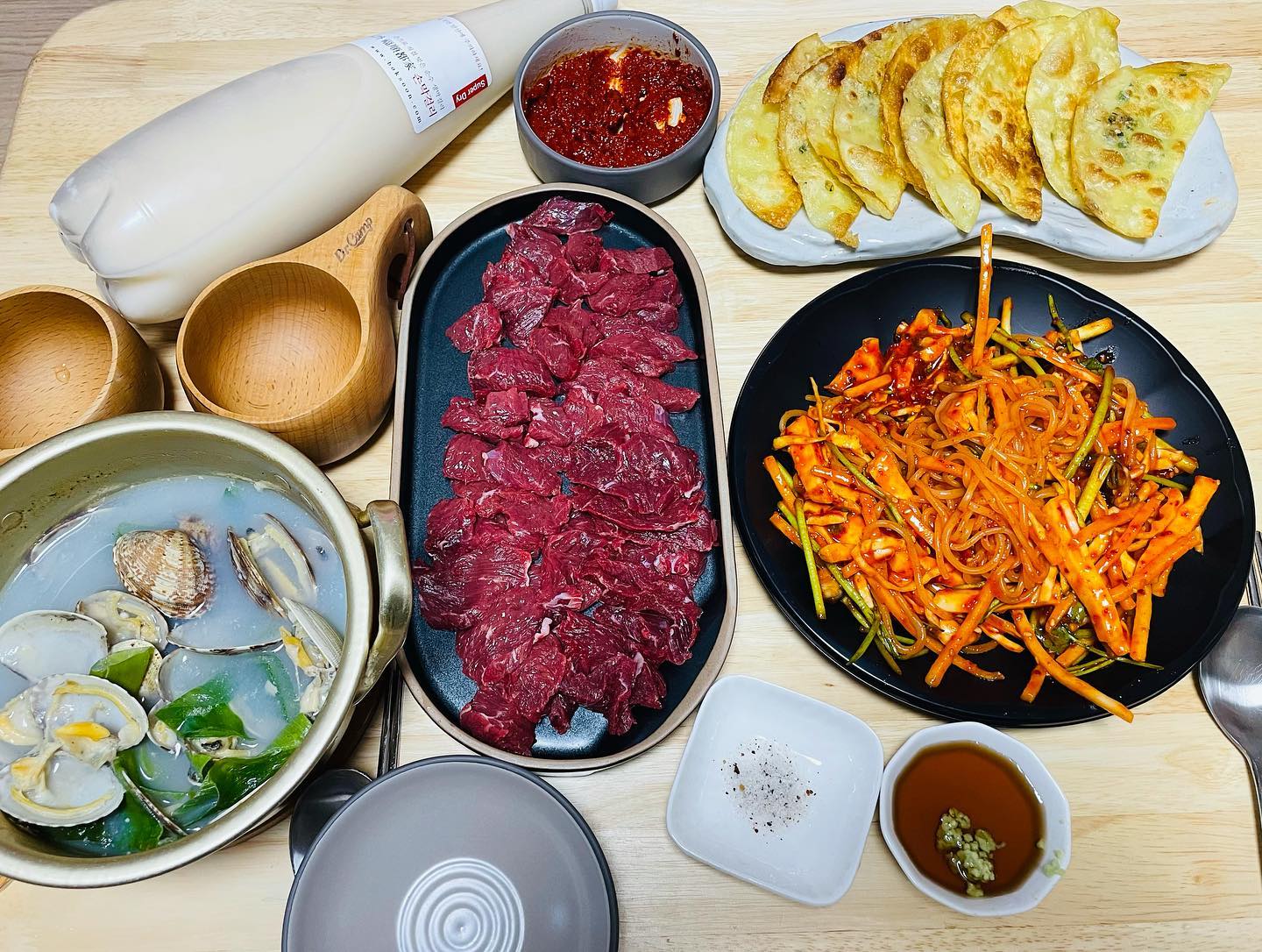 🧡
토욜 술상

대구가고싶어서 준비한 술상

쫄깃쫄깃 꼬소한 뭉티기
칠성반고개무침회 밀키트

뭉텅뭉텅썰은 육사시미보다 쫄깃한 뭉티기 그릇에 촥붙는 뭉티기🧡
첨 썰어서 힘줄인지 제거하는게
어설펏지만ㅋㅋㅋ맛낫다

술담화 복순도가손막걸리랑 한잔🥰