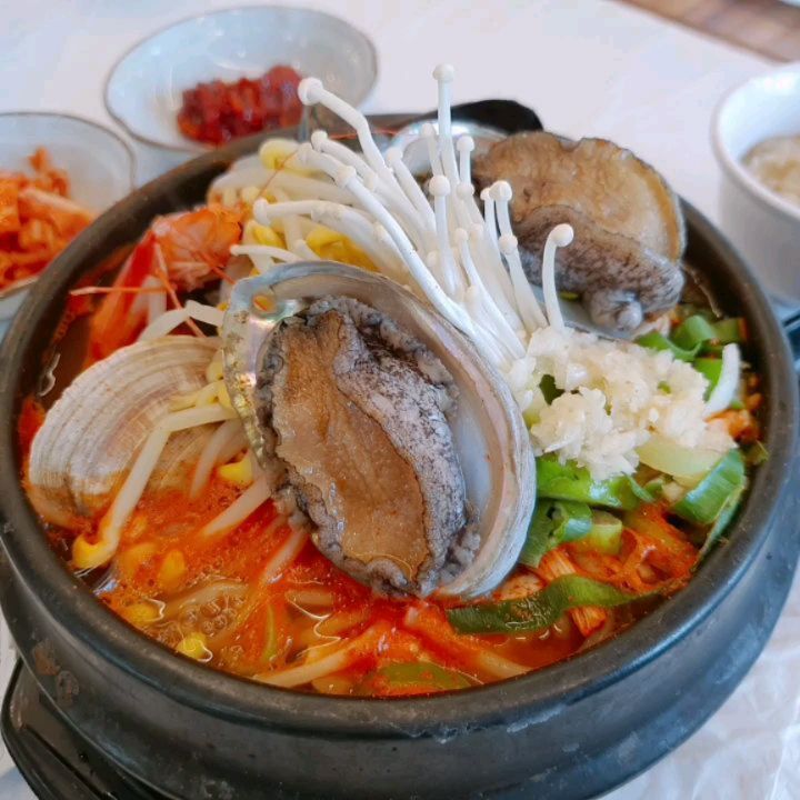 술먹은 다음날 해장으로 최고🤤
싱싱한 해산물이 듬뿍!
살아움직이는 전복까지 맛이 없을 수가 없돠..
또 생각나는맛💜

#속초점심맛집 #속초점심추천 #바람꽃해녀마을 #속초맛집 #속초해물탕 #속초여행 #소통 #일상