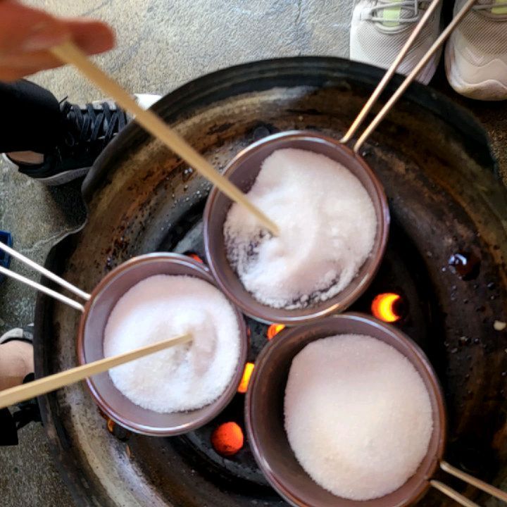군산여행에서 빠질수 없는 코스 바로
경암동 철길마을인데요
철길마을에서 여러가지 즐길게 많더라구요
추억여행하며 데이트하거나 부모님과 여행하기에 좋은 곳이라.생각들어요

사진도 찍고 추억남기기에 좋은곳!
달고나 민들기 이거 빠질 수 없죠 ㅋㅋ
당수혈 제대로 되고 만는것도 재밌고
열심히 저어주고 불조절 잘해주는게 포인트~!

모양도 내가.선택하고 내맘대로 달고나만들기
군산여행에서 빠질수 없는 곳 경암동 철길마을
다녀온 후기였습니다 ^^

#군산여행#경암동철길마을#철길마을#추억여행#달고나만들기#달고나#좋아요그램#좋아요반사#맞팔선팔#선팔댓글#맞팔소통환영