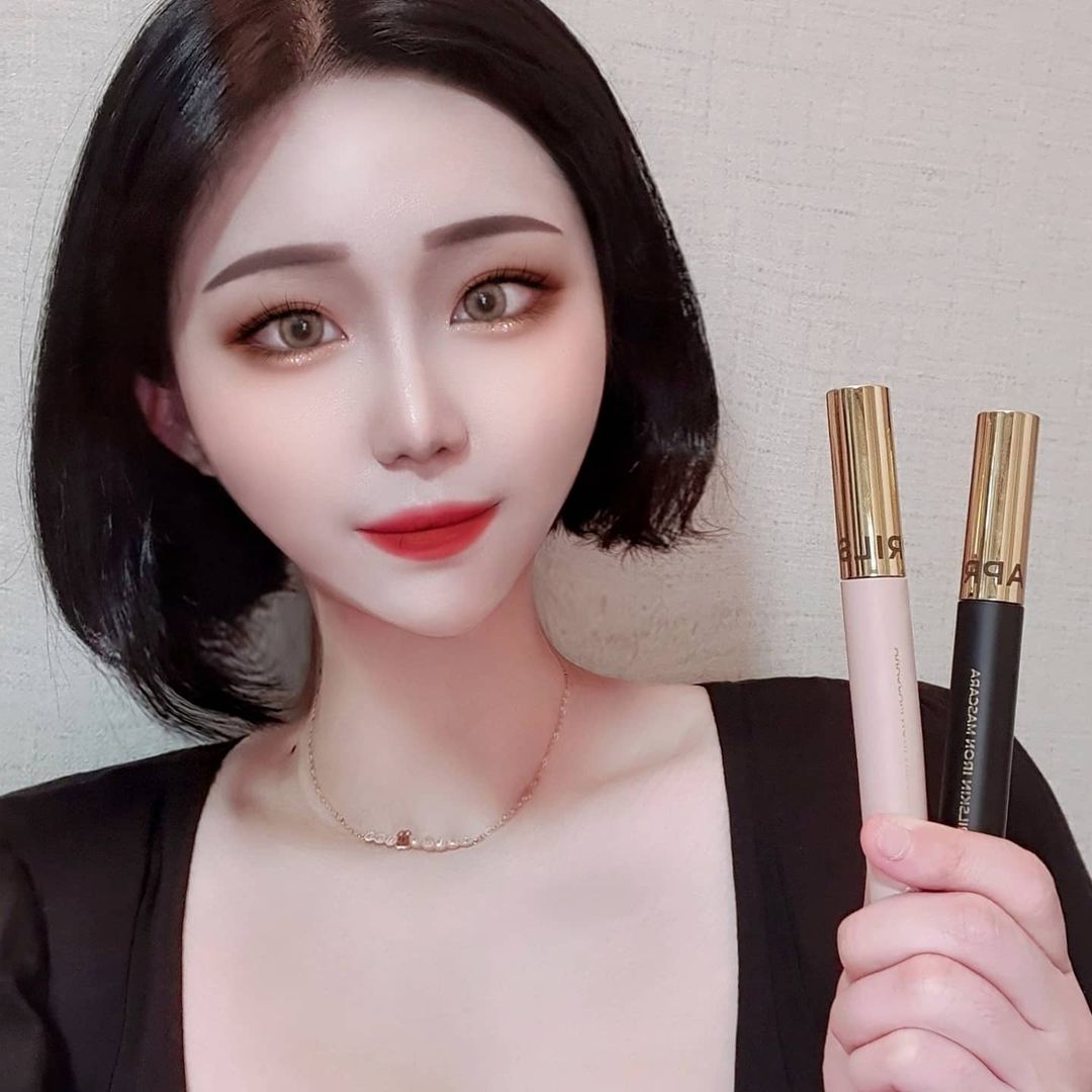  “에이프릴스킨 고데기 카라 2종 (01 볼륨컬링 , 02 롱래쉬컬링) ✔ 속눈썹 고데기 한듯 무너짐 없는 마스카라 ✔ 고데기카라만의 픽싱 코팅력으로 마스크습기/워터/유분 속에서도 깔끔한 속눈썹을 유지가능 ✔ 양면이 다른 듀얼 브러쉬로 짧은…”