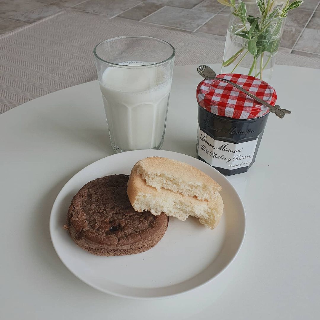  “#제품협찬 [블루하우스 베이커리] 아쿠아 브레드 ⠀ ⭑정말 촉촉하고 맛있으면서 칼로리 걱정도 덜한 빵을 찾았습니다! 물, 수분을 많이 함유하고 있어 아쿠아 브레드라고 불러지는 빵입니다. ⠀ ⭒물 함유량이 2.5배 이상 높아서 일반 식빵 대비 칼로리가…”