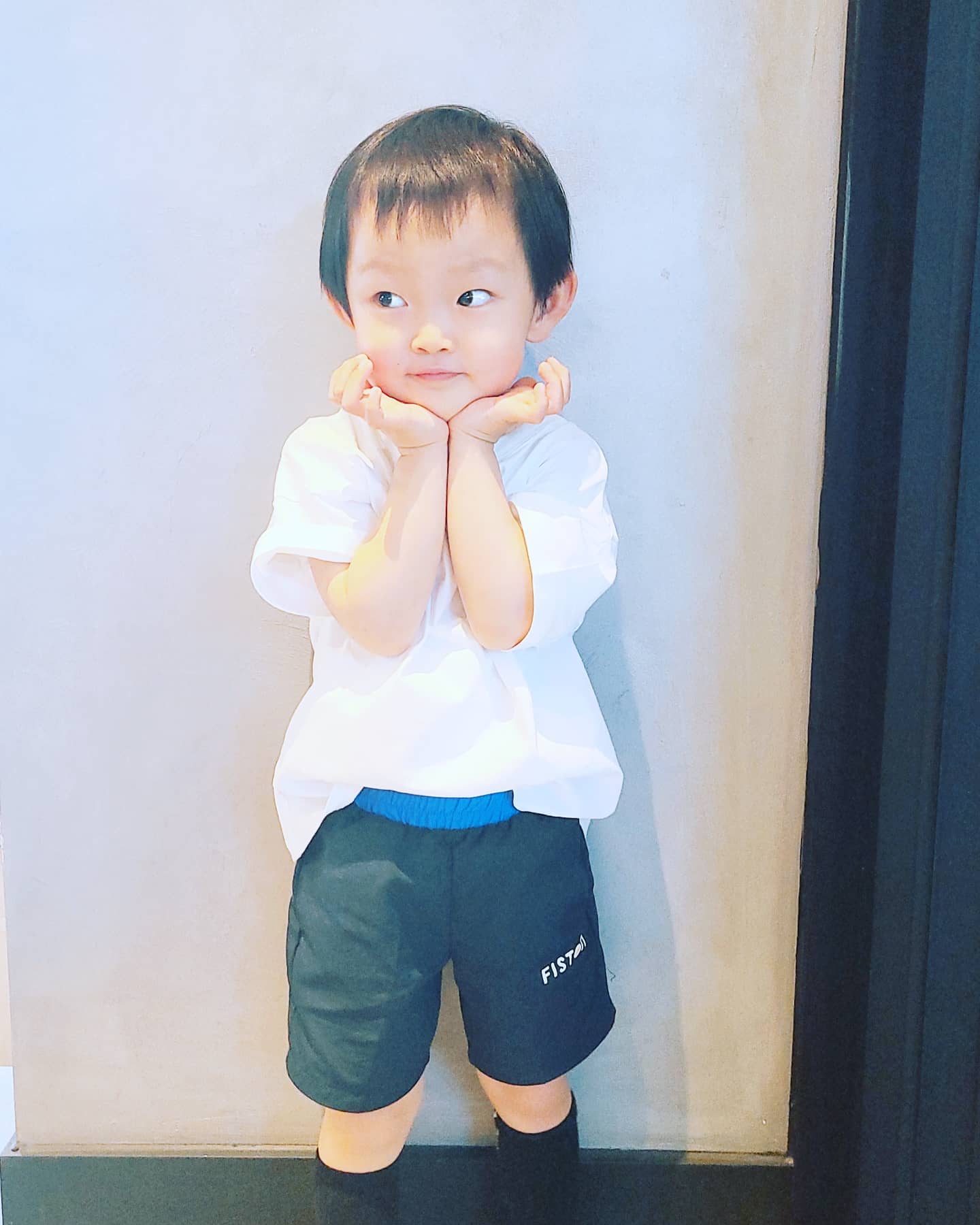 피스통키즈 😍😍
.
이번 여름은 무지 더울것같네요!
여름 오기전 옷장 정리 싸악하니
작년에 입었던 옷은 모두 칠부가 되버렸네요ㅋㅋ
안큰것같아도 1년 1년 무럭무럭 
자라고 있구나ᆢ를 실감하면서~
.
키즈패션으로 딱인 브랜드를 찾았어요.
심플하면서 포인트 디테일이 들어가있는 아동복을 찾고있었는데 오버핏과 색감이 딱 제스퇄🤗
너무 맘에 들어요 : ) 
.
시원한 소재감과 국내생산이라
더욱 믿음이가네요❣
.
.
.
➰thanks to : 
fistonkids_official 
.
.
.
#협찬 #아동복 #키즈패션 #키즈스트릿패션
#패션 #피스통 #피스통키즈 #등원룩 #키카룩
#등교룩 #키즈반팔티 #키즈반바지 #쥬니어반팔티
#쥬니어반바지 #아이들반바지 #여름옷 #아이들여름옷 #키즈여름츄리닝 #아기옷코디 #아이들여름츄리닝 #바캉스 #바캉스룩