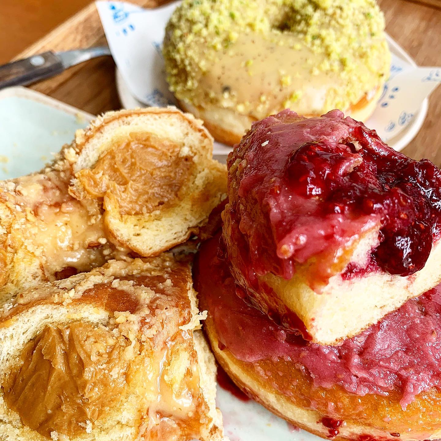 #빵빵일기 #59
#올드페리 #올드페리도넛
⠀
#도넛맛집 으로 핫하고 핫한 올드페리⛴
드디어 가봤슘다,,✨
⠀
주문한 메뉴는
🤍버터피스타치오
🤍피넛버터
🤍라즈베리
⠀
우선 신메뉴?였던 것 같은
#버터피스타치오 !
어떻게 보면 좀 느끼?할수도있지만,
버터크림+피스타치오 조합이라 완죤 꼬소,,🙌
⠀
#라즈베리 는 이날 원픽🍓
라즈베리잼 드음뿍+새콤달콤글레이즈👊
씨도 씹히고, 은근 글레이즈가 킥‼️
⠀
#피넛버터 는 말모,,🥜🥜🥜
꾸덕한 피넛버터 한가득이라 입벌리기주의😚
⠀
#랜디스 처돌이였는데!
요기 #올드페리 도 쫀득퐁신 장난없음😋
아메리카노도 완전 찌인해서 도넛이랑 찰떡👍
⠀
도넛맛집 뿌시러 가야쥐😗😗😗
추천받아여어어😚
⠀
⠀
⠀
⠀
✅올드페리도넛
서울 용산구 한남대로27길 66
⠀
✏️도넛 5,000