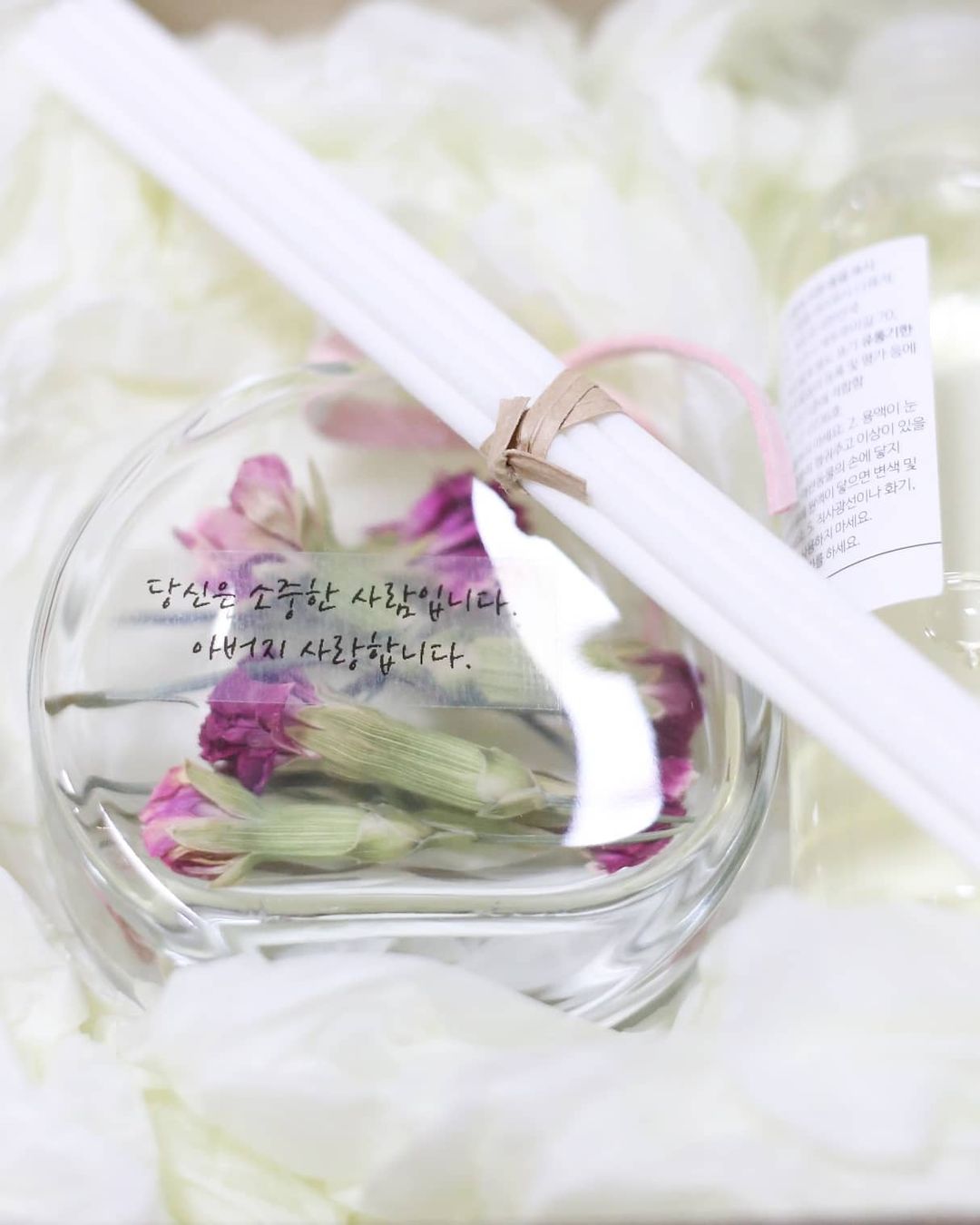  “#협찬 🖤 곧 있을 어버이날 준비💜 아이디어스 어플 깔고 센트힐링 샵에서 구매가능해요〰️ 향기가 넘나 진짜 좋은 디퓨져, 다양한 향을 선택가능하고 글귀를 직접 입력할 수 있어 사랑하는 부모님께 두배로 감동 드릴 수 있어용🤫 저는 프리지아향을…”