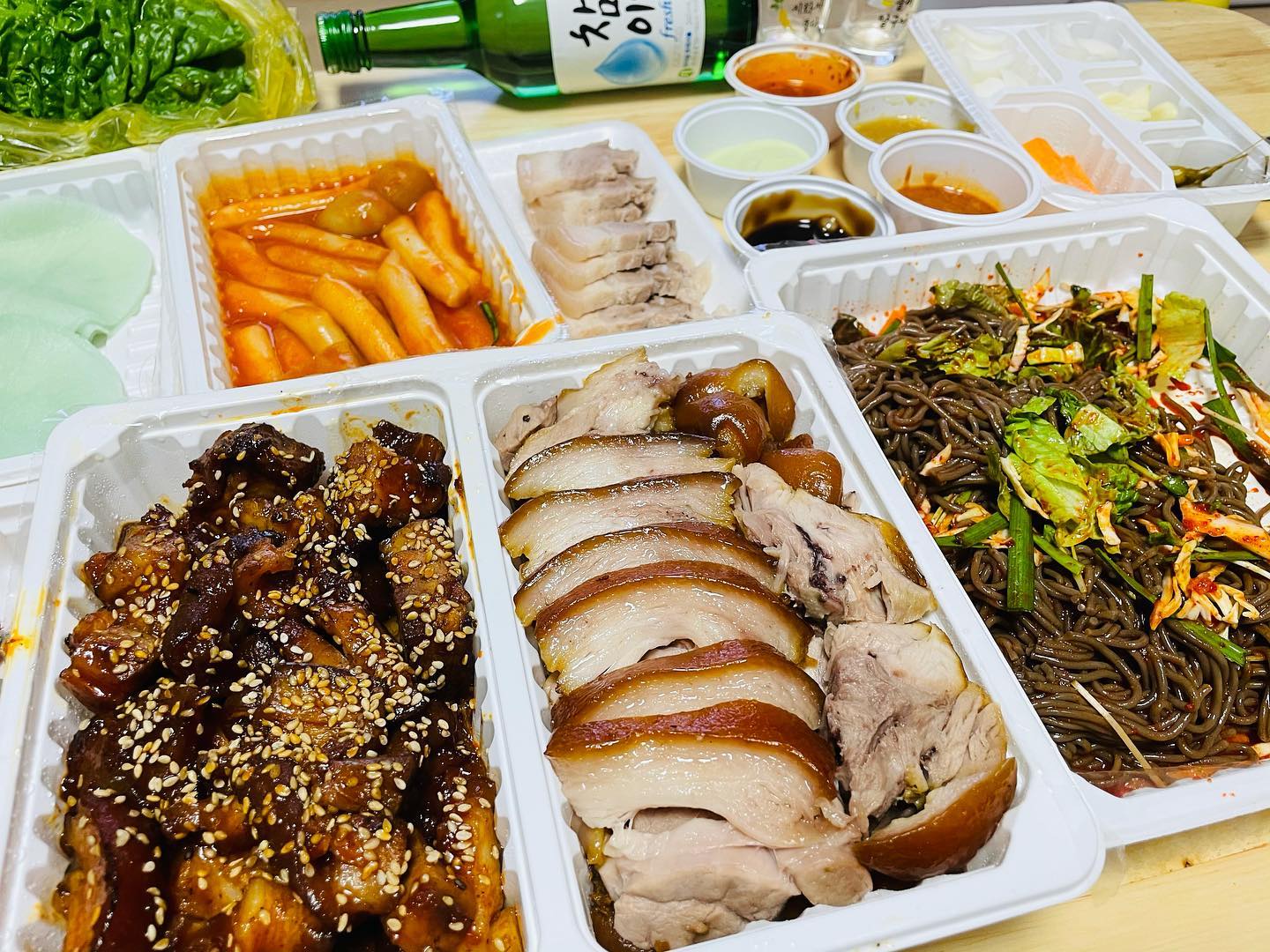 수요일 저녁

목금 이틀 남았따

수요일은
토치로 구운게아닌 진짜 불향 가득한 직화구이 족발이라는  곳ㅋㅋ
소스가 다섯개나 오고
서비스로 보쌈도왔따

배가 터~어지겟어...

🌟배터지는밤🌟