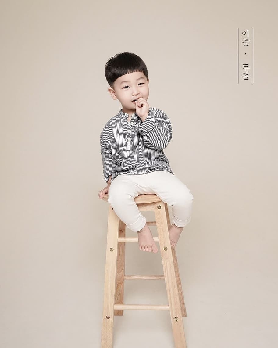 .
#현준형제
준이 두돌기념 사진촬영.
머 해줄것도 해준것도 없고 
기념삼아 둘이 사진 찰칵.
베이비스튜디오가 아니라....
땀흠뻑 젖어가며 애미와 삼촌의 노력으로 
완성된 사진..
그래도 되었다 이정도 나왔으니..
#두돌기념
#형제사진
#오늘의사진
#남는건사진뿐
#최선을다했다