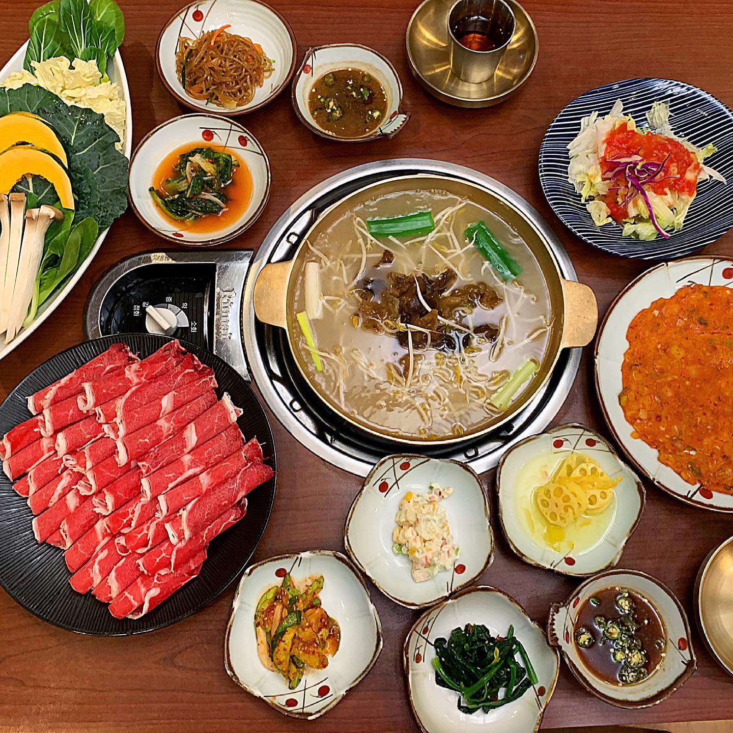 #협찬 myeongdong_guan 
Day 90. / 부모님 모시고 꼭 가야할 강남 한식맛집 '명동관'

❤오랜만에 맛집 리뷰로 돌아왔네요 여러분!! 남자친구와 함께 생생정보통에도 나온 한정식집 '명동관'에 방문했어요. 반찬과 소스를 직접 만드시더라구요. 

🧡정말 최고의 기억을 남기고 와서 보통 영상은 음소거 하는데 칭찬이라 따로 음소거 안하고 그대로 넣었습니다. 그만큼 둘다 너무 좋은 기억을 남기고 왔어요. 사장님께서 친절하게 룸으로 안내해주시고 주문 후 프로페셔널하면서도 유쾌하신 이모님들이 서빙을 해주셔요.

💛정말 좋았던 부분은 서비스면에서 부담되는 친절함이 아닌 맛에 집중할수 있게끔 편안한 분위기로 만들어주시는거였어요. 맛에 대해선 일단 처음 나온 물이 보이차라서 시작부터 기분이 좋았구요. 그 후에 들어오는 음식들이 하나같이 깔끔하고 정갈하면서 푸짐해서 더 좋았어요.

💚처음으로 샐러드를 먹고 깜짝 놀랐습니다. 토마토 베이스 소스인데 새콤하고 시원하니 입맛을 확 돋궈주더라구요. 남자친구도 샐러드를 안좋아하는데 이날따라 많이 가져갔구요.😂 그냥 진짜 사랑이였습니다. 그리고 전도 바삭바삭 맛있어서 금방 사라졌고 오이소박이도 진짜 제스타일이였어요 ㅠㅠ 샐러드랑 소박이는 사가고싶더라구요. 전체적으로 반찬들이 자극적이지 않으면서 깔끔하고 시원해 너무 좋았어요.

💙그리고 나서 샤브샤브를 해먹었는데 한눈에 봐도 신선하고 푸짐한 야채, 이쁘게 꽃모양으로 놓아주신 소고기까지 기분이 안좋을수가 없더라구요. 게다가 칼국수랑 수제비도 먹을생각을 하면.. 육수는 고소하며 시원했고 샤브샤브소스에 와사비가 들어가있는데 감칠맛을 딱 잡아주더라구요.

💜그리고 후식으로 인절미 슬러시와 뻥튀기 마지막 개운함까지 전체적으로 맛의 구성이나 조합 그리고 먹는 사람의 흐름을 열심히 연구하셨구나 라는 생각이 들었어요. 정말 부모님 모시고 오고싶더라구요. 

🤎저흰 딱 어버이날 전날에 갔는데 어버이날을 위해 소소한 선물도 따로 마련하시는걸 보며 제가 받는건 아니여도 그 정성스러움이 마지막까지 감동이였어요. 월급 받으면 또 오기로 남자친구와 약속하고 아쉬운 마음을 뒤로하며 나왔답니다. 

🤍근래 들어 진짜 추천해드리고 싶은 곳이네요. 회식, 부모님과, 연인과 누구와도 방문 추천드립니다. 후회하지 않으실거같아요!

👉🏻제품을 제공받았지맘 주관적인 관점에서 솔직하게 작성된 후기입니다.

#대치동맛집 #도곡역맛집 #도곡동맛집 #대치동명동관 #한식맛집 #강남맛집 #한식에반하다 #강남맛집 #한식 #한식밥상 #부모님 #어버이날 #월급 #데이트 #명동관 #먹스타 #먹스타그램 #맛스타그램 #맛스타그램 #음식 #음식스타그램