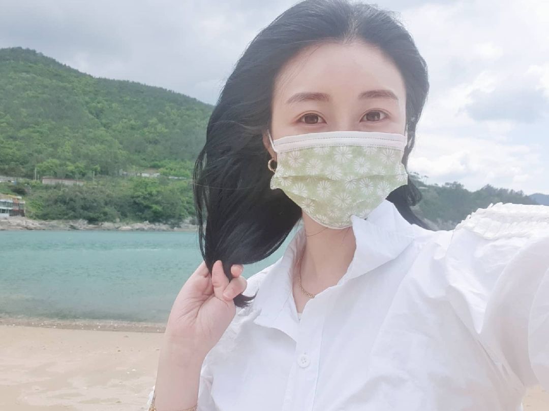  “😷 쌩얼이여두 머리가 다 넘어가두 마스크 하나로 예뻐보이는 효과🍀 디자인 하나하나가 어쩜 고급스럽고 이리 귀여운지 몰라요 제껀데 둥이들이 자꾸써서 결국 소형도 5개 디자인씩 고르라고 시켰지요 300여가지 다양한 디자인 고르는 재미가 쏠쏠 너무 다…”