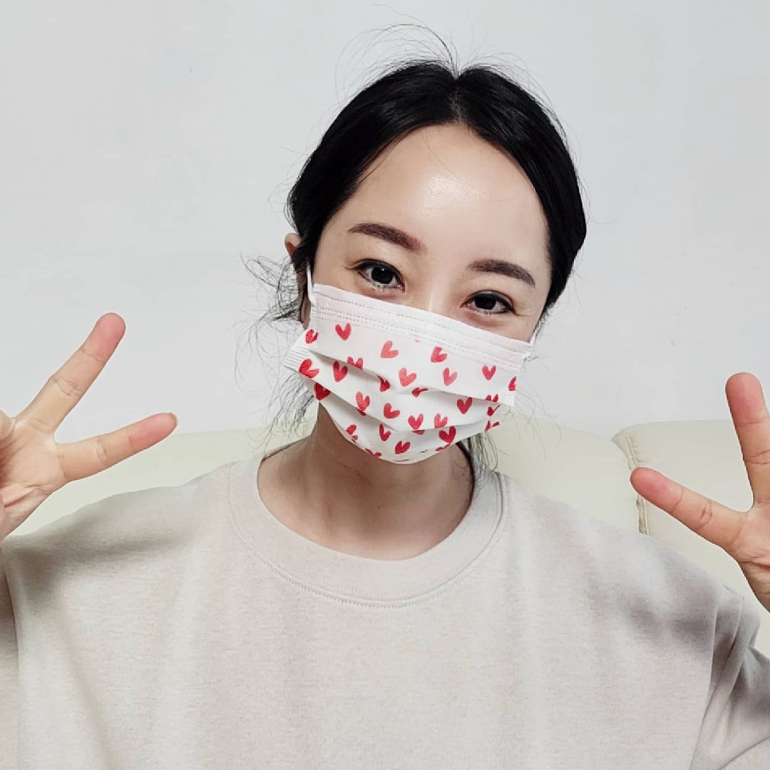  “#협찬 마스크도 예쁘게💕 ❣너무 티나지 않게 은은하게 예쁘면서 고급스러운 코모드디자인 맛스크에요❤ ❣올스티커의 디자인 마스크는 모든 원자재를 국산으로 만든 프리미엄 마스크로 국내산 목화솜 필터를 사용해서인지 숨쉬기도 참 편하고…”