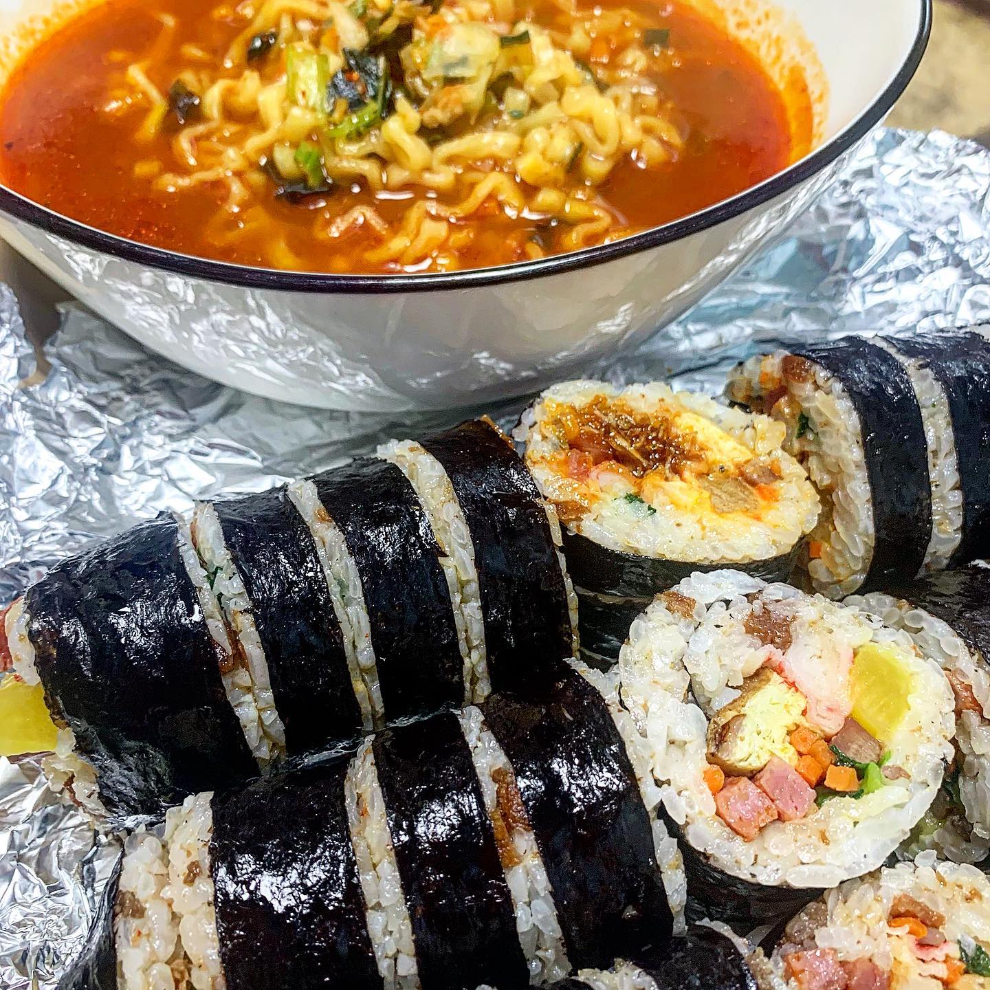 #냠생 #131
#오는정김밥
⠀
내 최애 김밥집🤤
#오는정김밥 !
⠀
원래는 전화주문이었는데, 방문주문으로 바뀜‼️
사람마다 다르겠지만!
저는 전화주문이 편했던지라,,아쉽아쉽지만🥲
그래도 김밥덕후라 잃을 수 업쒀..
(저는 1시 쯤 갔고, 4시 반에 오라고 하셨어요)
⠀
기본인 오는정이랑 멸치 주문!
✔️오는정김밥 은 밥부터 독특해용
유부튀김이 들어있다했나?? 익숙한데 중독성 갑,,
✔️멸치김밥 은 매콤한 멸치볶음+마요네즈 조합!
저한테는 진짜 계속 들어가는 맛,,마약김밥임ㅠ
진짬뽕이랑 먹으니까 환상의 짝꿍!
라면+김밥 조합 말모,,💜

유명하니까 아시는 분도 많으실꺼구!
제주 오심 한번쯤은 가보셔용🎶
⠀
⠀
⠀
✅오는정김밥
제주 서귀포시 동문동로 2
⠀
✏️오는정김밥 3,000
✏️멸치김밥 4,500