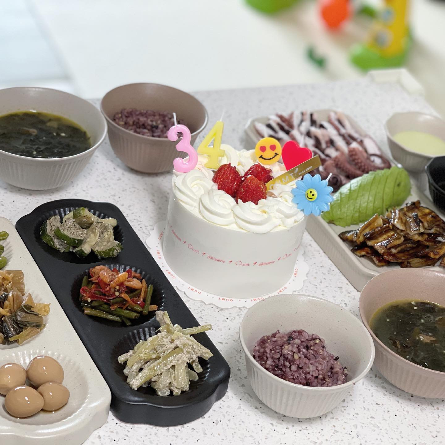 __
__ 생일이라고
__ 아침부터 생일상 열심히 차려줘서
__ 맛있게 잘먹었어!
__ 고마워,사랑해♥️