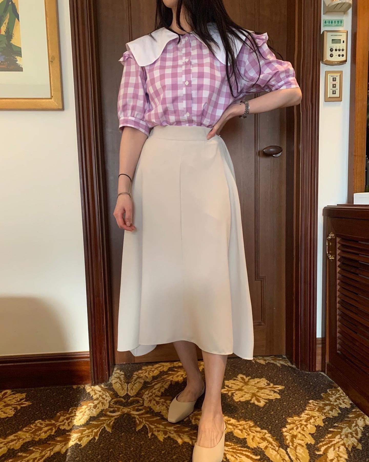 🏷 제니블라우스 2color #그레이스블리 

단정하고 러블리한 느낌에 빅카라 체크 
제니블라우스 소개해드려요:)

화사한 연보라컬러가 피부도 깨끗해 보이는 
반사판효과의 블라우스랍니다
귀여우면서도 단정한 느낌이 들어 
봄, 여름에 너무 잘 어울리는 블라우스에요:D

팔꿈치 아래로 내려오는 소매라인에 
단추가 있어서 오픈, 클로징 가능하며
소매통이 여유있는 패턴이라 활동성있고 
어깨 부분의 프릴이 드랍으로 
디테일까지 입체패턴으로 
체형커버에도 너무 좋은 블라우스로 추천드려요:)

스커트나 팬츠 어디에도 매치하기
좋아 데일리룩이나 데이트룩으로 
활용하기 좋은 아이템이랍니다♥️

✔️스토어팜업데이트예정 
✔️컬러 : 연보라, 블랙 (2color)

프로필 링크에 예쁜 제품 많이 있으니 찾아주세요💕

#그레이스블리쇼핑몰 #gracevely #우아함을입는다 #오오티디 #네이버스토어팜 #인스타마켓 #블라우스 #블라우스코디 #블라우스추천 #블라우스맛집 #연보라 #연보라블라우스