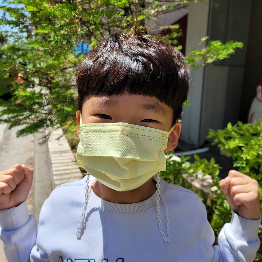  “#협찬 아이마스크는 항상 좋은걸로 신경써서 챙겨주는데요! MB(멜트브로우) 필터를 사용해 덴탈임에도 불구하고 비말차단 미세먼지도 차단해줘요! 저자극이라 아이피부에도 자극되지않고! 국내자체제작이라 끈부분도 신축성 탄력성이 좋아…”