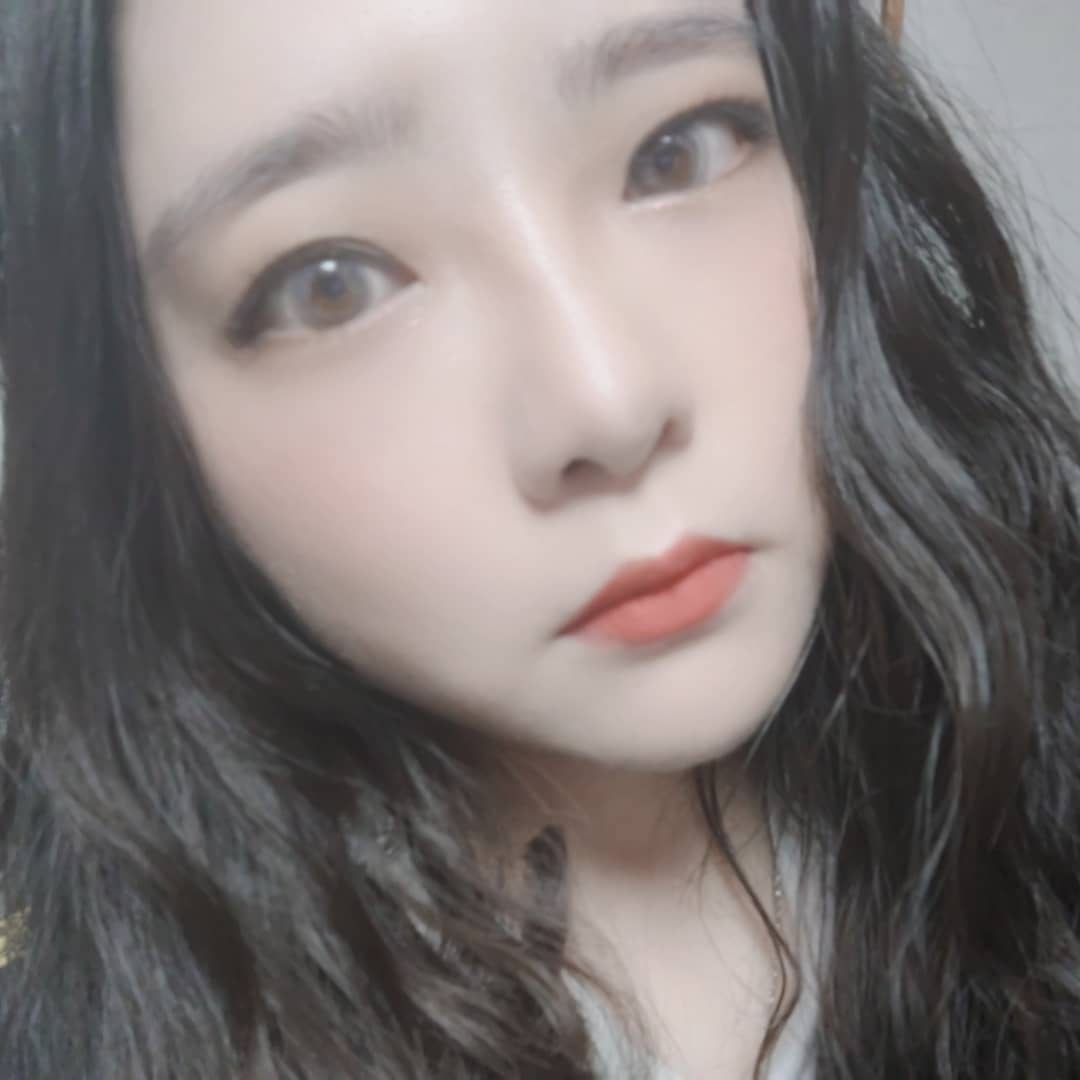  “#협찬 센시데이즈(브라운.그레이.블루) 한달용을 받았습니다♥ 저는 렌즈를 매달마다 바꾸는데 매번 렌즈고르는것도 일인데 마침 렌즈타운에서 너무 예쁜 렌즈를 뙇!🎁 저는 그레이 색상 착용했습니다★ 한달착용렌즈는 일반렌즈보다 두께도 얇고 착용기간도…”
