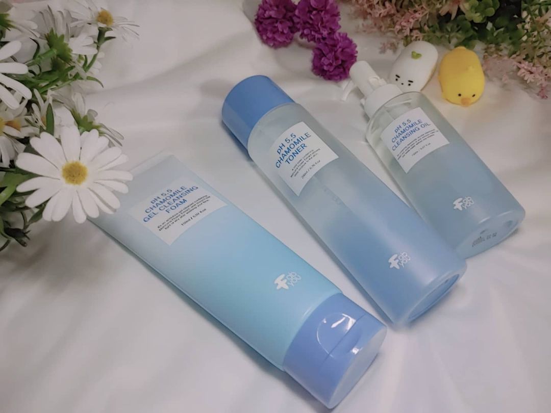  “#협찬 평소에 열심히 꾸미지 않고 대충다니다가 어쩌다 한번 화장하는 나 화장하면 이중세안 하는 나 피부가 예민해서 순한 성분찾고 화장품 성분도 꼼꼼히 살펴보는 나에게 정말 딱 맞는 제품 페브유 pH 5.5 캐모마일 라인 캐모마일은 진정효과가…”