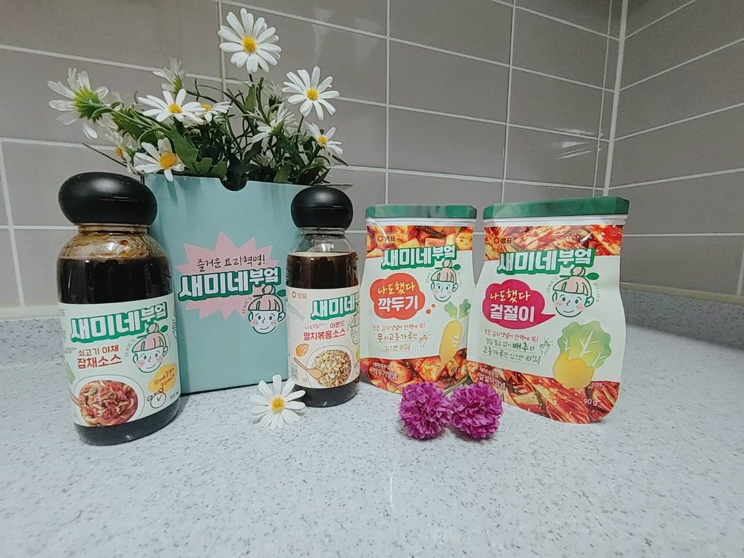  “#협찬 새미네부엌 박스에 새미네 부엌 요리소스 키트가 왔다. 잡채소스,멸치볶음소스와 김치양념으로는 깍두기와 겉절이가 있다. 김치담그려면 절이고, 액젓에 다진마늘 각종 여러재료가 필요하고 잡채나 멸치볶음 하려고 해도 이것저것 필요한데 새미네부엌…”