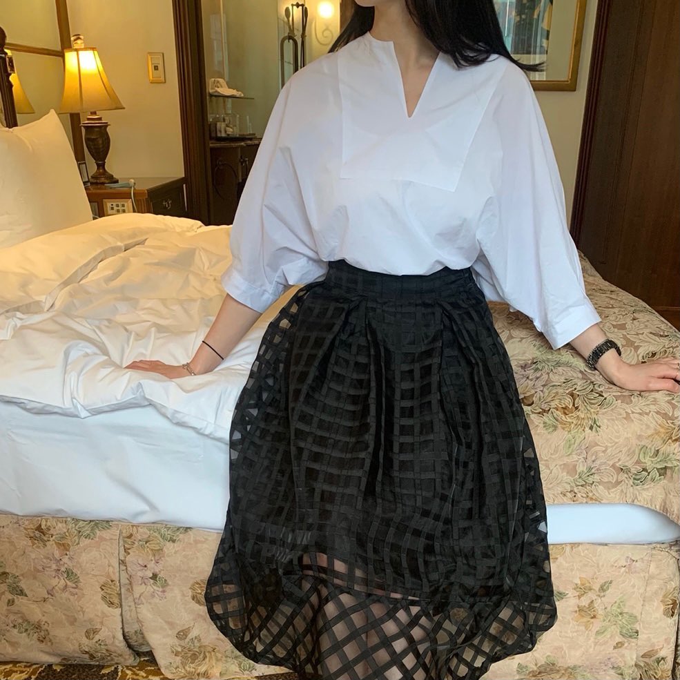 🏷 라임 블라우스 (2color) #그레이스블리 

브이넥 라인에 박시한 핏의 80수 고급원단으로 
제작된 깔끔한 블라우스입니다. 

너무 얇지 않은 느낌의 단아한 분위기로 
데일리룩부터 오피스룩까지 다양하게 매치하기 좋구요~ 

깊게 파인 브이넥 라인으로 쇄골과 목선을 
강조해주어 멋스럽구요. 
슬림하면서 롱해보이는 효과를 드린답니다:) 

전체적으로 박시한 핏으로 바디라인을 
여리 여리하게 연출해주며, 
소매통도 여유있는 핏으로 편안하게 착용하실 수 있어요. 

스커트는 물론 슬랙스나 팬츠도 
모두 잘 어울려 하나쯤 소장하시어 
데일리하게 착용해보세요~ 
다양한 룩으로 매치하기 좋으실거에요^^

✔️스토어팜업데이트예정 
✔️컬러 : 화이트, 라임 

프로필 링크에 예쁜 제품 많이 있으니 찾아주세요💕

#그레이스블리쇼핑몰 #gracevely #우아함을입는다 #오오티디 #네이버스토어팜 #인스타마켓 #패션 #블라우스 #블라우스코디 #블라우스추천 #여름블라우스 #고급스러운블라우스 #고퀄리티