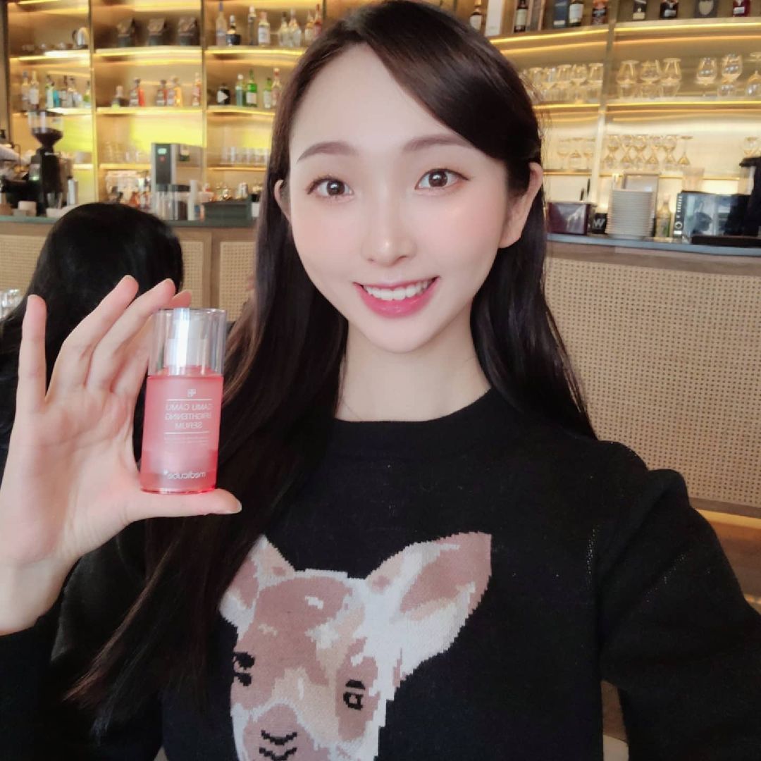  “#협찬 #광고 멜라닌&각질을 부드럽게 제거하여 환한 피부를 만드는 카무카무 잡티 토너 -  미백 기능성제품으로 강력한 미백효과와 거뭇거뭇한 잡티와 얼룩덜룩한 피부톤을 진짜 하얗고 환하게 만들수 있고 -  식약처 고시 미백 기능성 성분…”
