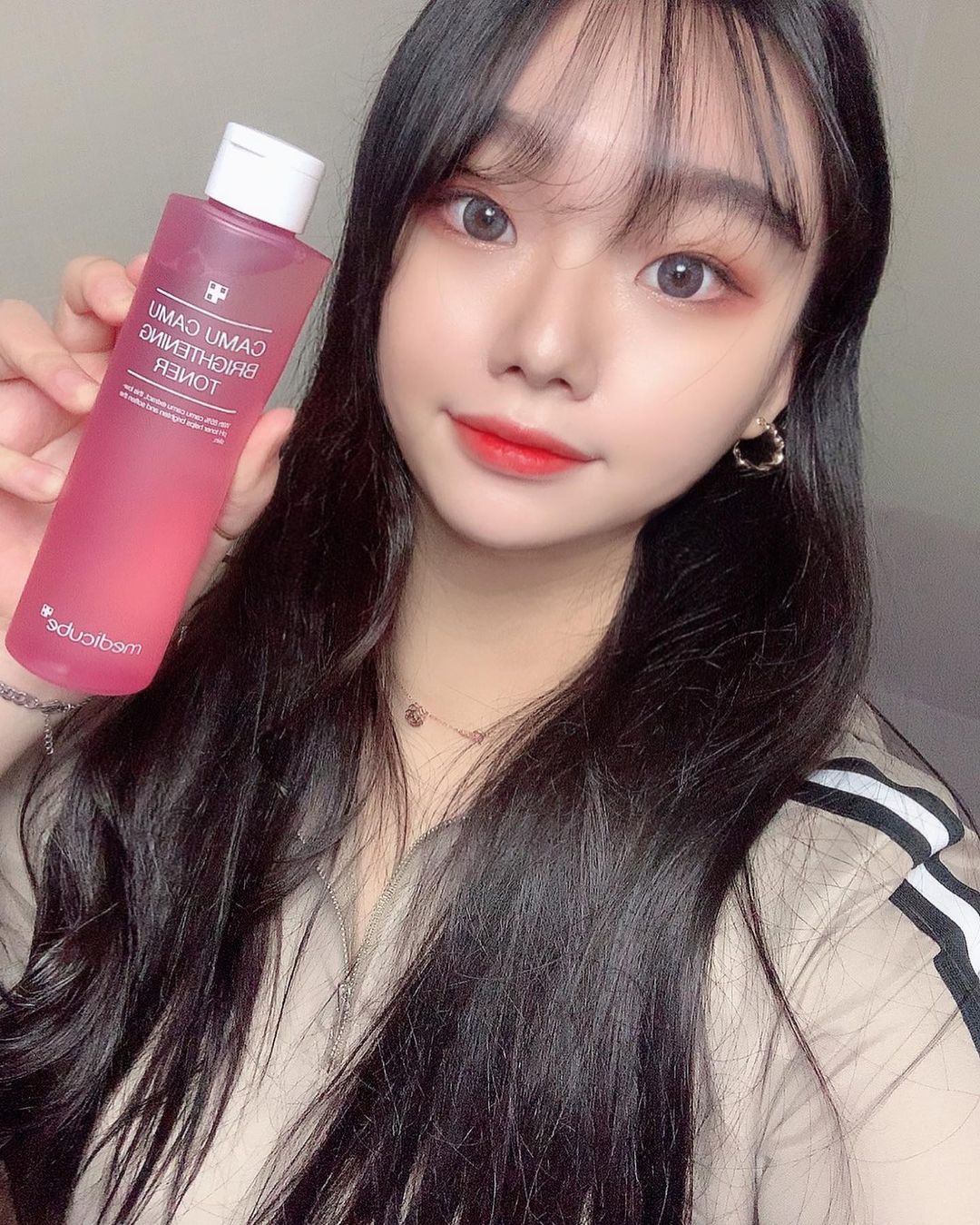  “[메디큐브 카무카무 잡티 2종세트] 패키지부터 핑크색으로 예쁜 메디큐브 카무카무 토너&세럼‼️ 바른직후 끈적거림이나 유분기가 없어서 너무 만족스러웠고 끈적임 없는 제형과 사용감으로 피부타입 상관없이 누구나 사용하기 너무 좋으며…”