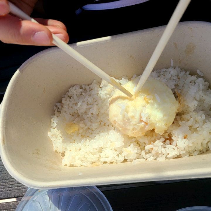 안목해변 뷰를 보며 맛있게 점심먹은 날 :)
강릉에 생긴 온센!! 가보자가보자 하다가
드디어 가본날인데요
역시나... 만만않은 곳 ㅜㅜ 웨이팅이 좀 있었어요
저는 포장해서 먹을거라서 주문해 놓고 맘편히 대기~~
온센텐동 2, 새우추가, 온사라다 까지
주문해서 안목해변 구석진 곳에 자리잡고 먹었어요

온센텐동 (7,900원 )구성은 
새우 가지 꽈리고추 김 느타리버섯 반숙계란
기본구성 괜찮고 가격도 이정도면 만족! 

포장했지만 바삭한 튀김은 잘 살아있었고
온센텐동 소스도 한몫해서 밥에 잘 비벼서 먹으니 간도 적절하고 감칠맛도 올려주네요
온사라다가 있으면 텐동을 느끼하지않게 끝까지 맛있게 먹을 수 있으니! 요거 추가하면 좋을 것 같구요 ㅎㅎ
강릉 온센에서 맛있게 먹은 하루 ~~ 끝 :)

#강릉온센#강릉안목해변맛집#강릉맛집#강릉온센텐동#온센텐동#강릉포장맛집#온센텐동포장#힐링식사#강릉안목해변