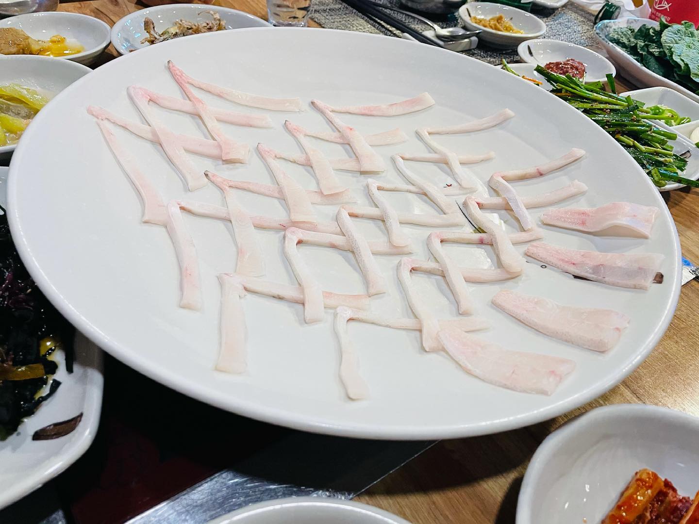 🧡

다들 어버이날때 모 드셨을까요!?

저희는 시댁은 대게+한우굽굽
친정은 중식코스 예약했는데
아빠의 한시간 전!!급 변경으로 남도음식점을 다녀왔어요!

시댁사진은 못찍지만
친정은 맘껏찍을 수있는 아직 새내기 신혼인가봐요😂

❣️남도음식 전문점 만강❣️
목포 여수에서 당일 산지 직송하는 수산물들이라고 해요! 싱싱☺️

✔️덕자회+조림 1인분에 5만원
덕자는 큰 병어라구해요
저는 첨 인데 남편이 딱 제가 좋아할거라더니 세상 맛낫어요!

그런데!!!세상 저게 ♦️삼인분 회^^;;♦️가격대비 ㅎㄷㄷ
감질맛 최고.. 그래도 조림이 실해서..하지만 너무 아쉬워ㅎ오빠는 작년 7월에 엄청큰 알을 맛봣다는데❗️❗️여름이제철이래요ㅠㅠ

🌟덕자는 약간 기름진데 꼬돌하고 쌈장?이랑 갈치속젓 같이 먹으면 👍👍
쌈싸먹으라하시지만 난 그냥 먹는게 ㅎㅎ 울 아빠도

그리고 회 안드시는 엄마가 시킨
✔️갑오징어볶음 오만원
음.. 전문점이 따로 있는게 아닌듯 ㅎㅎ 조⭐️네 갑오징어보다 못햐.. 갑오징어를 너~무 익혀.. 아빠 안먹음..ㅋㅋㅋㅋㅋ

✔️ 소주 1병 오천원

⭐️네이버 가격이랑 다름🌟화장실 센스 가글은 기본 일회용칫솔까지 있어서! 양치하고 마스크 쓰시면 상쾌☺️

낙지탕탕이랑 시키려했는데 조림까지 먹으니 배가 너무 부르더라구요 그래도 덕자가 너무 아쉬워.. 또르르😂담엔 아빠가 준비해주신다고 ㅋㅋㅋ

즐거운 어버이날 
이틀내내 먹방하여 안그래도 안들어가는 결혼반지.. 고만 빼고 다녀야할듯😅

#사위지갑에서 나감