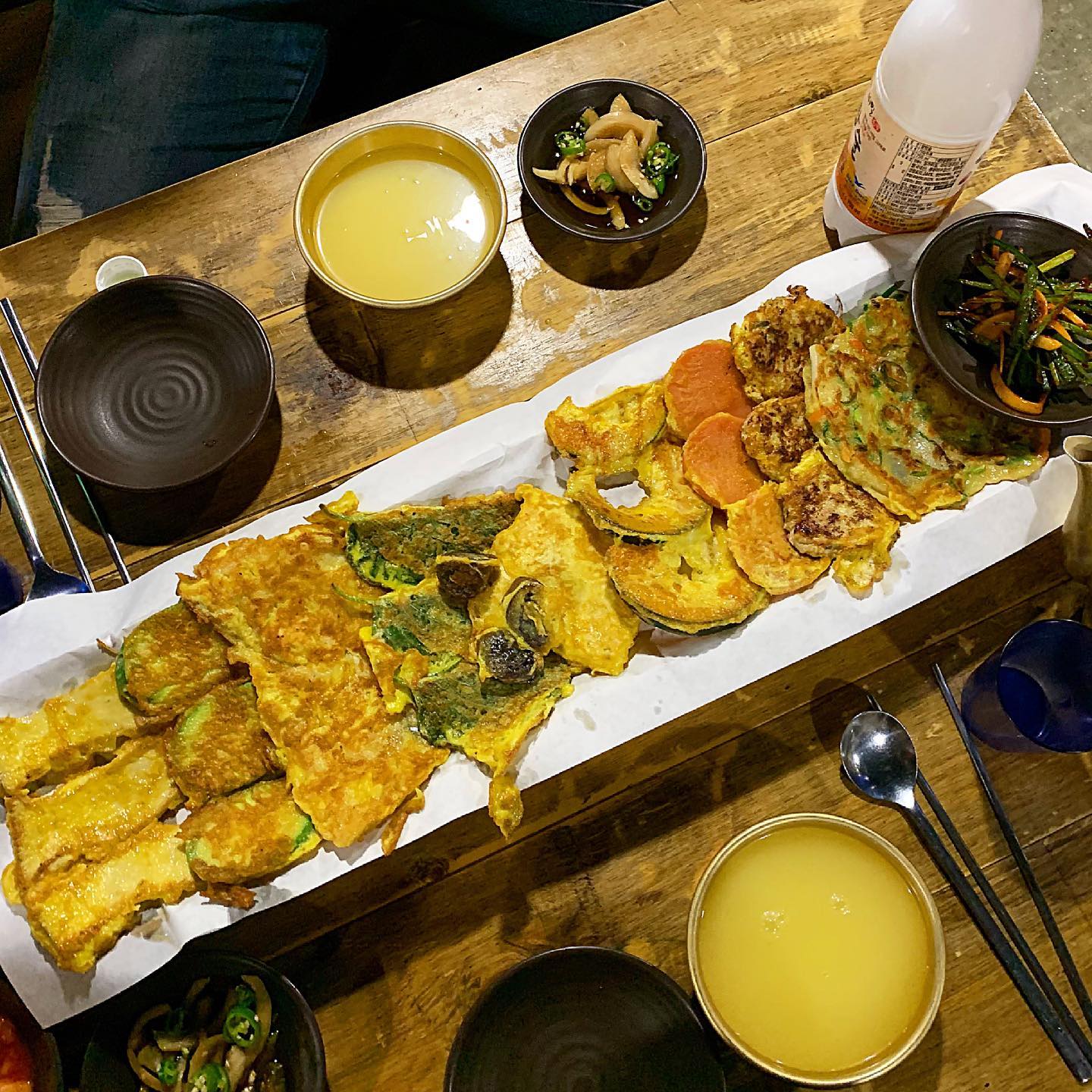 #협찬 lifechange_samsung 
Day 92. / 비오는 날에는 전에 막걸리 한 잔 🍻

❤강남에 갔을때 같이 다녀온 맛있는 전집을 소개해보려고 해요 ㅎㅎ 삼성동에 위치한 삼성역전(구 교동 전선생) 입니다. 이번에 상호명이 변경 되었다고 하니 참고부탁드려요!

🧡원래 비 오는 날을 좋아하지는 않는데 막걸리에 전을 먹으러 간다고 생각하니 너무 기대되는 하루였어요! 지하로 들어가는 계단이 있고 여러 종류의 막걸리 빈병으로 한 인테리어로 막걸리 집이라는걸 확실히 보여주고 있어요. 내려가니 오픈형 주방에서 이모님들이 요리를 하고 계셔서 냄새가 솔솔 나더라구요.

💚달려가서 착석후 알밤 막걸리와 
바나나 막걸리를 시켰어요! 남자친구가 사이다와 먹으면 맛있다고 섞고있는데 이모님께서 딱 알아차리시고는 주전자를 가져다 주시더라구요 ㅎㅎ 바쁜 와중에도 센스있게 챙겨주셔서 너무 좋았어요.

💙그리고 나온 모듬전 세트!! 육전은 아쉽게도 없지만 9가지의 전이 아주 긴판에 좌르륵 나왔어요. 기름을 촉촉히 머금어 윤기가 나더라구요. 바로 왼쪽부터 집어먹었는데 적당한 계란옷과 육즙 풍미 촉촉함..! 뭐 하나 빠질게 없었어요. 게다가 양파간장소스도 달짝지근하고 적당한 간이였구요.

💜부추 올려 모든 전을 클리어 하고 막걸리 두병도 한시간만에 금새 먹었답니다 ㅎㅎ 바나나막걸리도 정말 추천드리고 싶어요!! 그 이외에도 난다싶은 막걸리와 신기한 막걸리가 많으니 취향에 따라 드시면 좋을거 같아요 ㅎㅎㅎ

#삼성역맛집 #삼성동맛집 #코엑스맛집 #막걸리맛집 #모듬전 #모듬전맛집 #삼성동 #삼성역 #코엑스 #맛집 #먹스타그램 #먹방 #먹스타 #먹팔 #맛집 #맛스타그램 #음식 #음식스타그램 #막걸리 #비오는날 #막걸리안주 #전 #교동전선생 #삼성역전