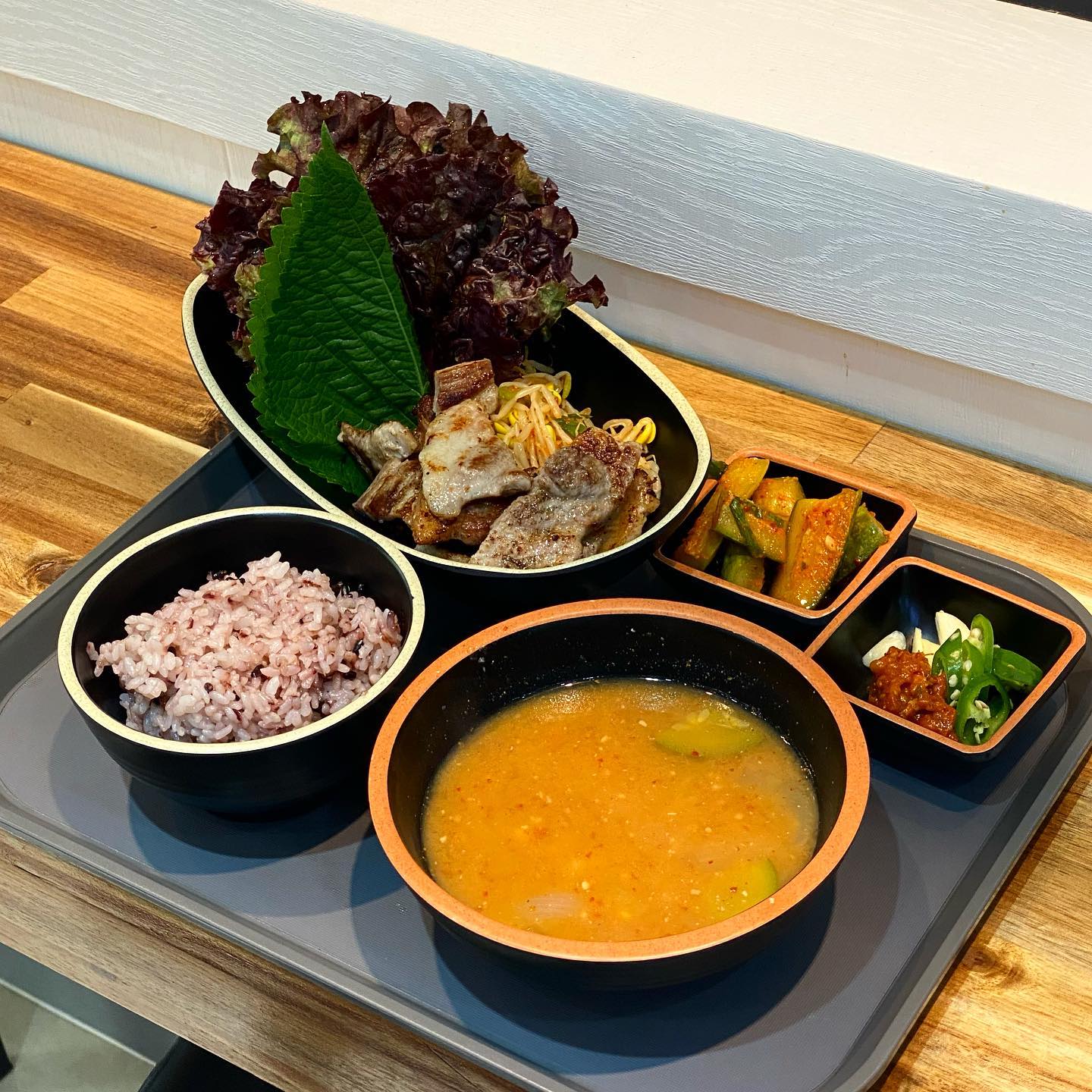 여기는 진짜 잘됐으면 좋겠다😭💗
✔️제대로 찾은 동네 맛집에서 3일 연속 밥먹기
요일마다 메뉴가 바뀌는데
오늘은 #돼지목살구이 #쌈 정식!!
.
양도 많구 친절하시고
맛이 정말 맛있어요ㅠㅠㅠ대박임..
조미료 안 쓰시는 것 같고
먹고 나면 속이 편해서 좋아요ㅠㅜ
.
맨날 김치 남기니까 
그거 기억하시구 다른 찬으로
챙겨주셨는데 넘나 따수웠음..❤️
.
얼른 소문났으면 좋겠네요😍
사장님 대박나세요!!
.
.
#산본밥집추천 #산본
#산본데이트 #오늘뭐먹지
#군포요일식당 #먹스타그램
#산본요일식당 #먹부림
#요일식당 #오늘의메뉴
#산본맛집추천
#금정맛집추천
#금정역맛집
#산본역밥집
#산본역한식
#산본한식 #산본가볼만한곳 
#산본가정식 #산본역가정식
#일상 #직장인스타그램 
#일상공유 #일상기록