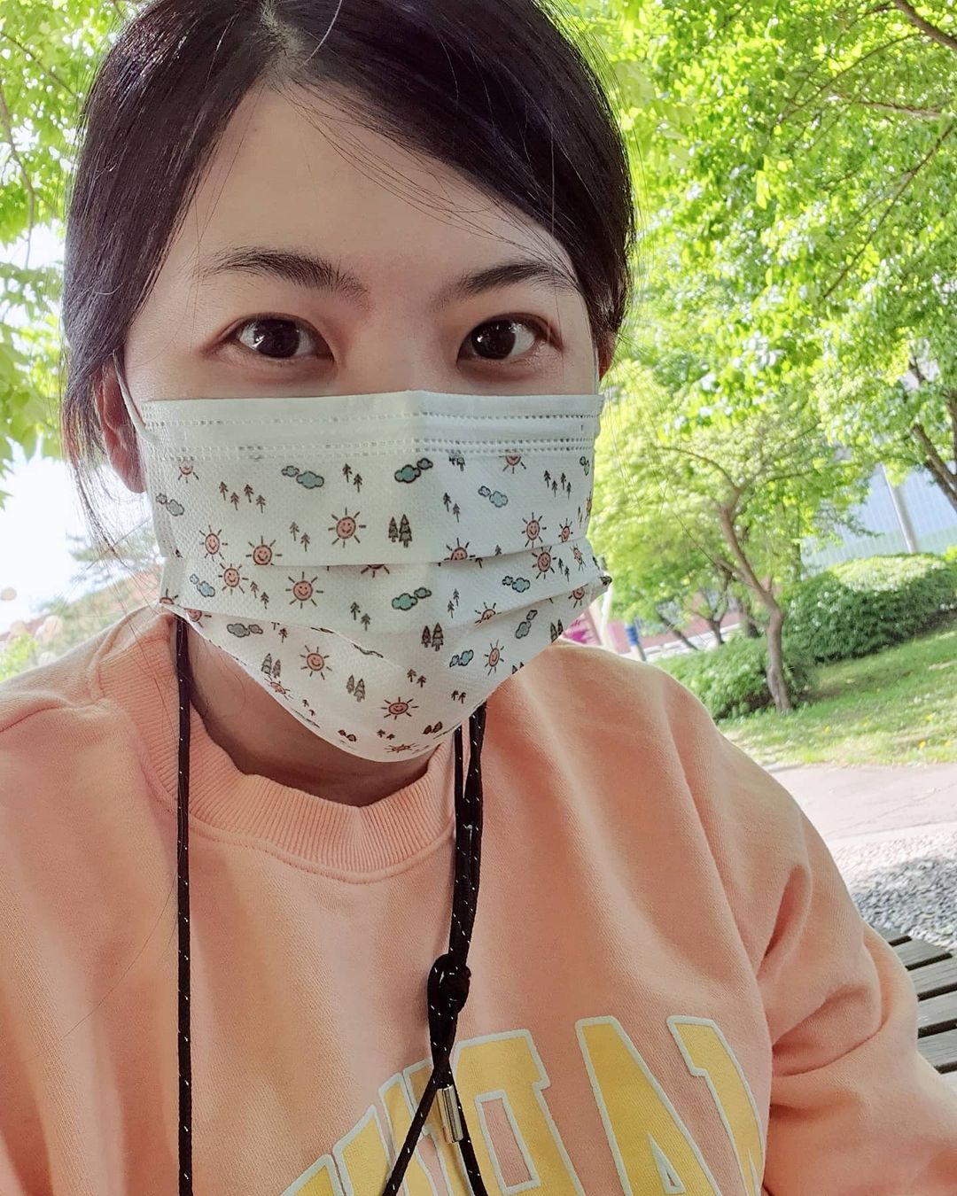  “ʕ•ᴥ•ʔ #내사진 #제품협찬 어플보니 5월은 2번빼고 전부 서유랑 마실나옴🤣 오빠가 검정마스크를 쓰고싶어해서 사놓고는 갑자기 안어울?린다며 안쓰겠다시전🤷‍♀️ㅋㅋ 마실용으로 내가썼는데 나도 사실 넘나맘에안들었음😂 그와중에 코모드마스크를 받게됨👍👍 디자인…”