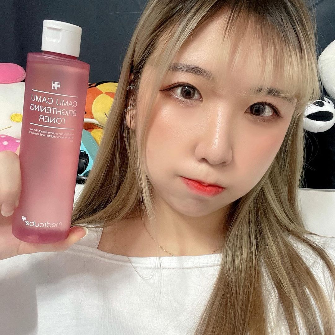  “#협찬 @medicube_korea 🤩메디큐브 카무카무 잡티 듀얼 세트 피부톤을 결정짓는 멜라닌 잡티에 집중하다⭐️ ⠀ PHA, LHA + 카무카무 추출물 85% + 미백기능성 성분 나이아신아마이드 함유한 신개념 잡티 케어 솔루션 피부 보습 시스템으로…”