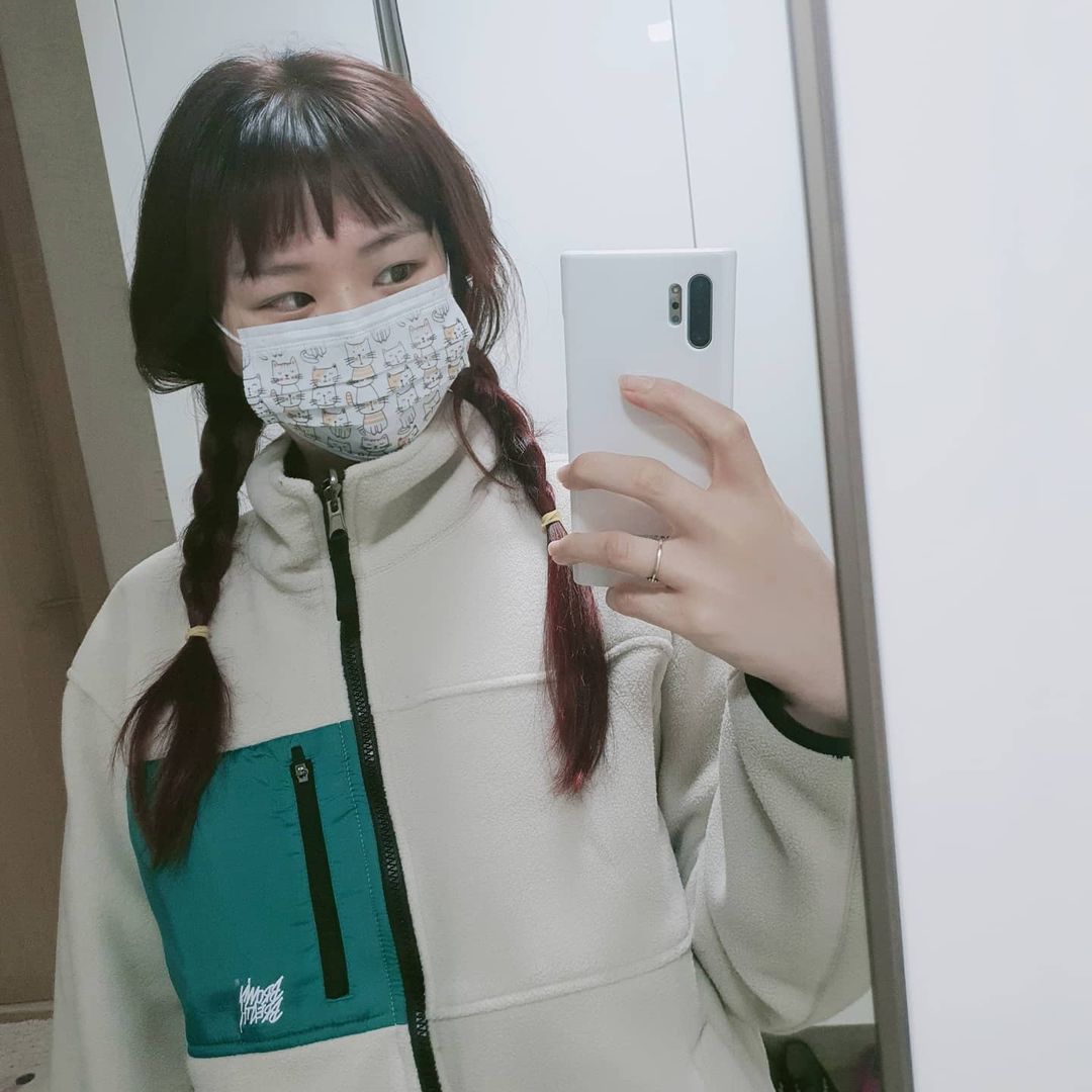  “#협찬 #목화솜필터마스크 마스크에 진심인편! 국내산 목화솜 필터로 입냄새 탈취효과에도 좋고 두께감이 있어서 착용감도 좋은 #코모드디자인마스크 목화솜 자체 흡수성이 좋아서 그런지 장시간 끼고있어도 신기하게 마스크 내부의 눅눅함이 진짜…”