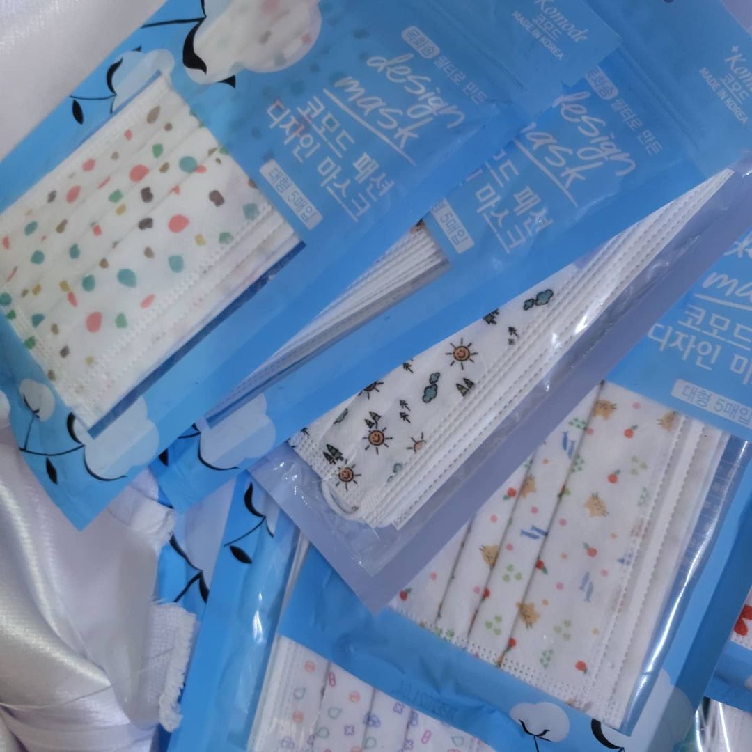  “#제품협찬#패션마스크#예쁜마스크#코모드디자인마스크#디자인마스크#디자인덴탈마스크#덴탈마스크#일회용디자인마스크#컬러마스크#협찬 리뷰쉐어에서 얼마전에 응모했던 코모드 디자인 마스크 당첨되서 받았어요 받는순간 깜놀 너무 이쁜 디자인 마스크에 정말…”