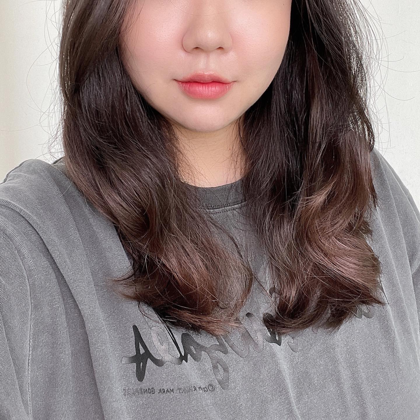 #오늘의쏠리 #블러셔해쏠 #입술발라쏠
.
.
☺️ #홀리카홀리카 #클린샐먼
.
💄 #웨이크메이크 #얼씨샴페인 + #고고코랄
.
.
오늘 섀도우서부터 립까지, 색조 메이크업은 전부 mutying_a 님이 하사해주신 봄웜 제품들인데 너무너무너무너어어어어어무 마음에 들어요❤️
.
뒷장 좌측 위에서부터 네가지는 홀리카홀리카 4구 메리컬러, 블러셔 클린샐먼
.
우측 위에서부터 홀리카홀리카 밀키듀밤, 웨이크메이크 얼씨어쩌구, 고고코랄이에요!