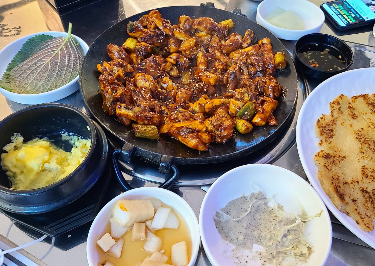 몇일전부터 너무 먹고싶었던 닭갈비! 
울동네 새로운 맛집 발견!!!
#파전한닭#광안리맛집#해물파전#닭갈비#광안리#맛집