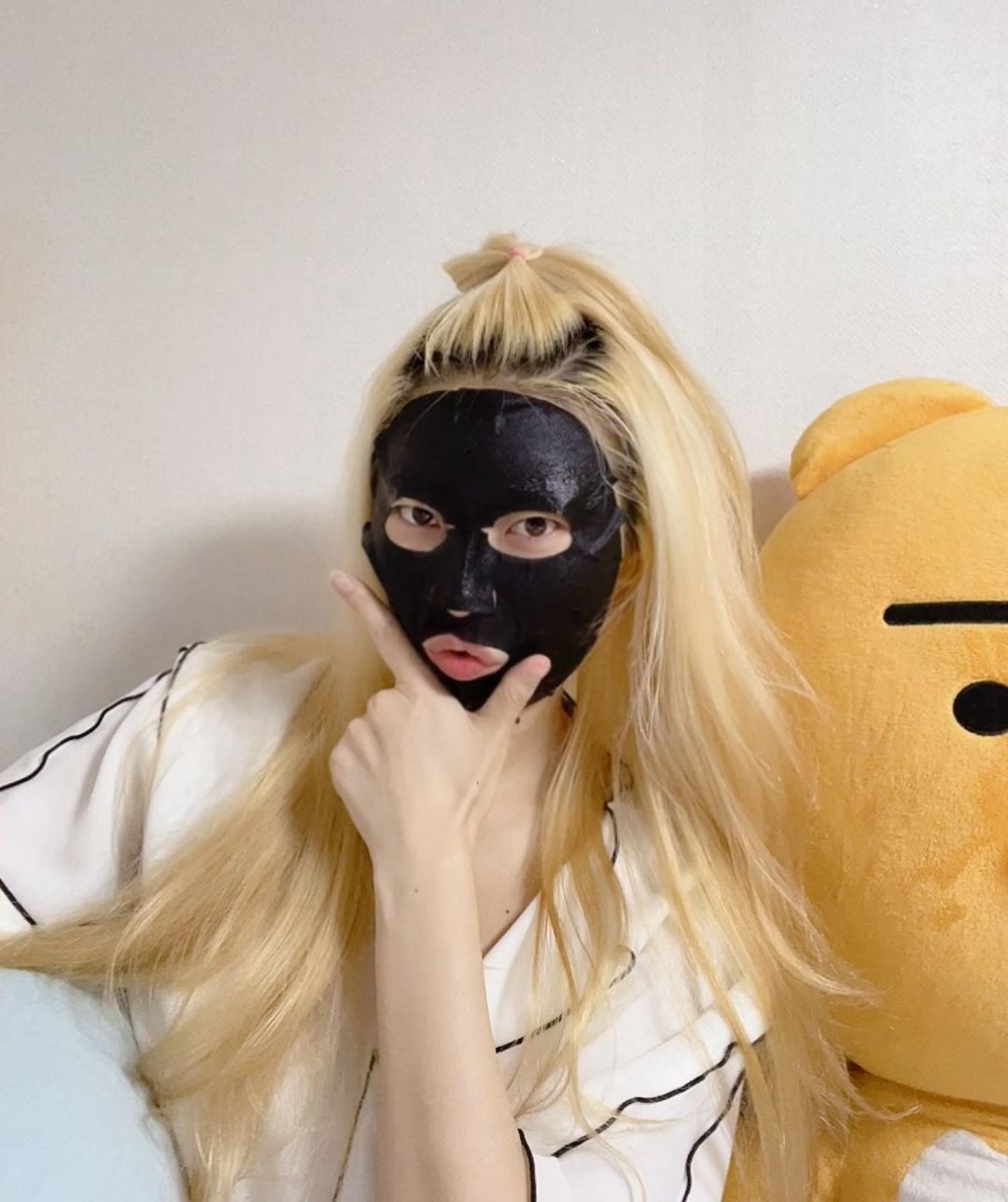  “#스킨식스#협찬 퓨어 콜라겐 리프팅 마스크팩 에센스 속 콜라겐과 항노화 특허물질 함유로 피부에 생기를 넣어주는 기능성 마스크팩#홈케어 🙋🏻‍♀️첫느낌! 신소재 그래핀 시트를 사용한 미세전류 마스크팩은 도톰한 블랙마스크🖤 건조한피부에 촉촉한 수분을 가득…”