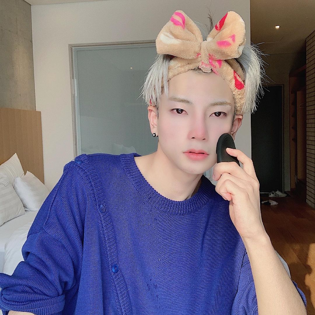  “요즘 코로나 시기에 다들 화장하고 마스크쓰면서 피부 뒤집어졌죠? 손으로 폼클렌징해도 완벽하게 세안 안되는거 알쥐? 이제 손으로 말고 사우스브릿지 실리콘 진동클렌져로 편하게 세안 하기”