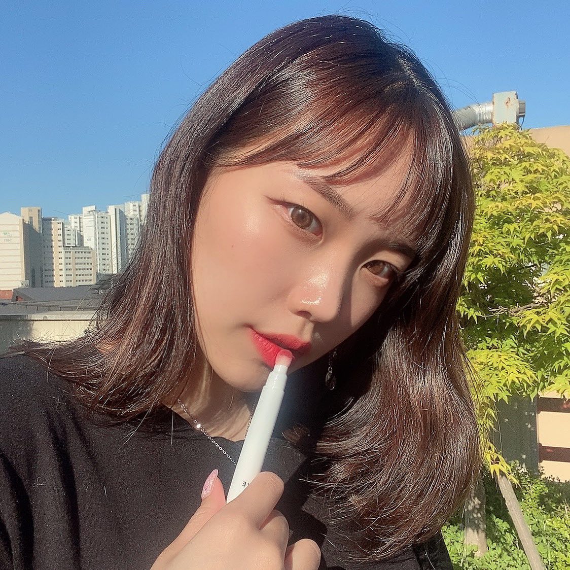 #파랑리뷰#협찬#무브모션 ❣️레드립 추천 / 예쁜척 매우 주의...❗️(화질깨지는게 참 마음이 아프다...)

오랜만에 립협찬인데 블러셔로도 쓸 수 있는 어마어마한 제품을 협찬받았지머에요🥺??? 

무브모션의 무브 립 파우더는 부드러운 퍼지팁으로 발림성 앤드 발색까지 진챠...⭐️ 어마무시합니당... 

요즘 이것만 바르고 나가면 마스크에도 안묻고 유지력 대박이라 매일매일 손이가요! 덕분에 입술에 매일같이 수채화 한 방울 톡 떨어트리기 시전중..ㅎ

🙋매트립의 단점 각질 부각은 어느 제품이나 시간이 지날 수록 생길 수 있는 부분이지만~~~~ 걱정한 것과는 다르게 제품 바르기 전 충분히 입술을 촉촉하게 만들어준 후에 발라주면 크게 각질 부각이 없는 제품이라 데일립으로 정말 추천해용ㅎㅎ 

+ 파랑픽은 무브레드입니다💗

#코랄립#핑크립#레드립#립#수채화발색#립발색#립스틱#립스타그램#립추천#뷰스타#뷰티#뷰티스타그램#뷰티모델#인스타협찬#협찬환영#셀카#셀피#동영상#영상그램#메이크업#리뷰#리뷰스타그램#레드립추천#매트립#수채화립#립밤#블러셔
