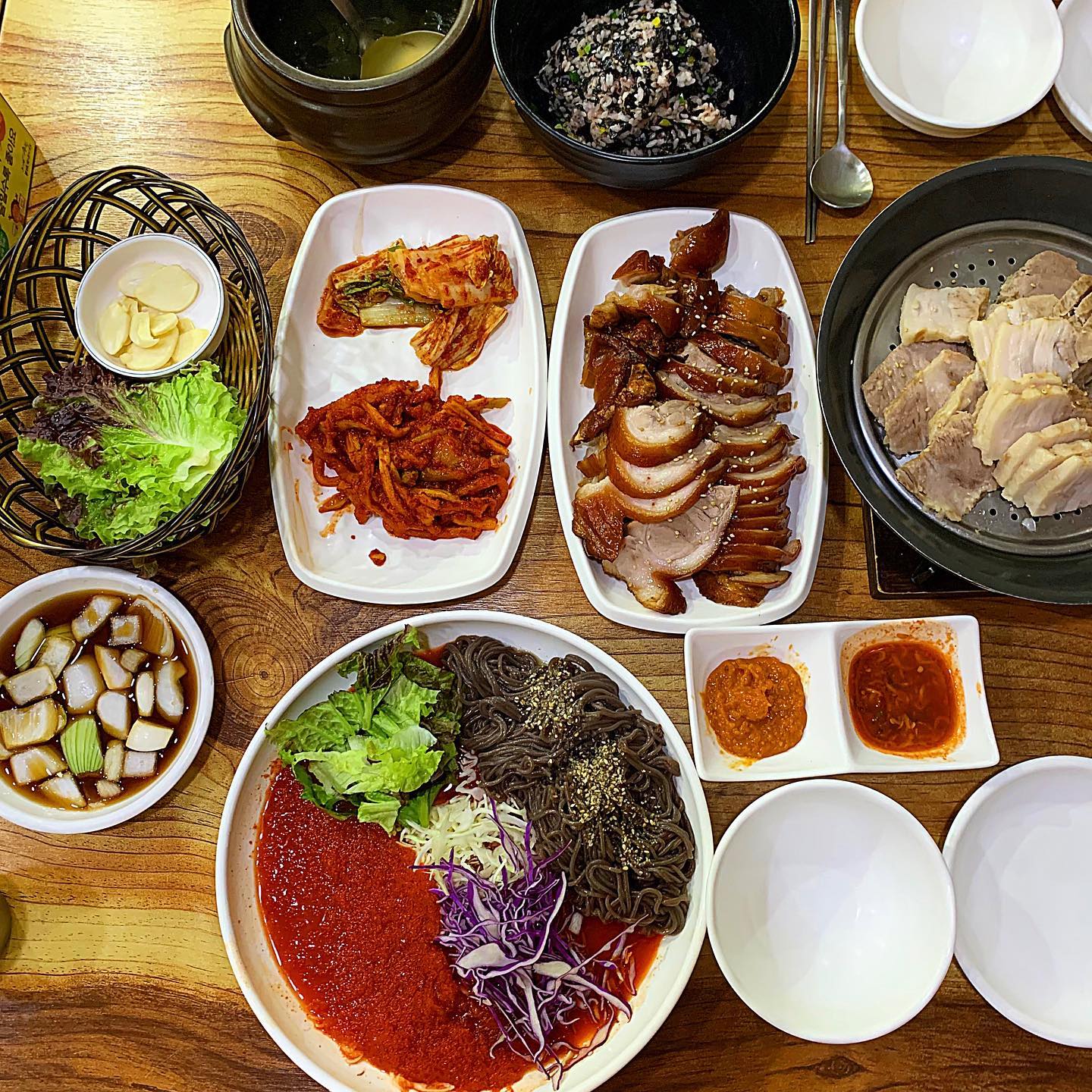 #협찬 
Day 97. / 이서방왕족발보쌈 수원본점 다녀왔어요 😘

❤이번에는 맛집 포스팅을 들고왔어요!! 돼지고기를 좋아하는 사람이라면 누구든 좋아할 족발! 그리고 보쌈입니다 ㅎㅎ 유명하고 생생정보통에도 나온 ‘이서방왕족발보쌈’에 다녀왔어요.

🧡운동하느라 일주일만에 먹는 맛있는 음식이라 기대를 엄청 품고 수인분당선을 타고 남자친구와 룰루랄라 갔답니다! 

💛코로나로부터 안전하게끔 큰 방 안쪽에 자리잡고 생각해왔던대로 족보세트에 마늘소스, 주먹밥을 추가해 주문했답니다! 저희가 주문한 사이즈는 중짜 사이즈에요!! 막국수는 서비스로 준비해주신답니다 ㅎㅎ

💚족발보쌈에 막국수는 필수 아니겠어요!! 알바생분께서 밑반찬을 세팅해주시는데 하나하나 손질도 잘 되어있고 신선해보이더라구요. 기분좋게 김치를 먼저 먹어보았는데 김치가 너무 맛있어서 메인음식 걱정이 싹 사라졌어요.

💙이어서 미역국과 주먹밥이 나오고 뒤이어 바로 족발과 보쌈이 나왔어요. 딱 봐도 쫄깃쫄깃해보이는 족발과 따뜻하게 먹으라고 고체연료로 보쌈을 데워주시는걸 보는데 침이 꿀꺽꿀꺽 넘어가더라구요.

💜마늘소스와 막국수까지 나오자 정신없이 흡입했는데 솔직히 어떻게 음식이 다 사라진건지 기억도 안나네요 ㅎㅎ.. 인기 많은 곳답게 먹는동안 배달도 엄청 들어오더라구요. 일단 보쌈이 정말 부들부들해서 입에서 녹았구요! 진짜 마늘소스는 필수입니다 여러분.. 마늘소스 자체가 제가 다른곳에서 먹은 것보다도 차원이 다르게 진하고 맛있었어요.

🤍족발은 맛있는 김치랑 먹으니 잡내가 하나도 안나고 쫄깃쫄깃 맛있더라구요! 그리구 양도 적을줄 알았는데 엄청 배불렀어요. 수원에 사신다면 바로 달려가서 먹어보시길 추천드려요!!

#세류동맛집 #세류동데이트맛집 #세류동데이트 #세류동데이트추천 #세류동추천맛집 #세류동추천장소 #세류동핫플 #세류동분위기좋은맛집 #세류동신상맛집 #세류동존맛 #세류동핫플 #세류동핫플맛집 #세류동JMT #세류동JMT맛집 #먹스타그램 
#맛집 #맛집스타그램 #맛집추천 #족발 #보쌈 #수원맛집 #먹스타 #맛스타그램 #먹팔 #소통