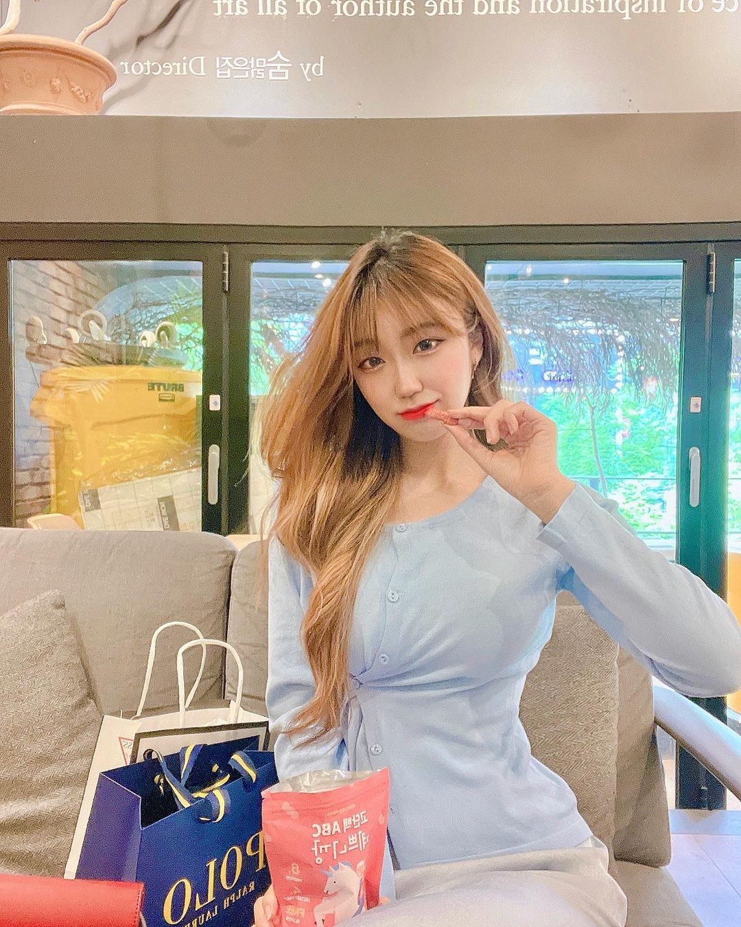  “#광고 원재료가 뭔지도 모르는 아무 간식으로 몸을 상하게 하고 있지는 않나요? 저는 그래서 예쁘니깡 먹고 잇서요💘 예쁘니깡은 영양소 따져가며 먹기 힘든 바쁜 일상에서 간식이라는 작은 습관으로 몸의 변화를 만들어내기 위해 나온 제품이에요! …”