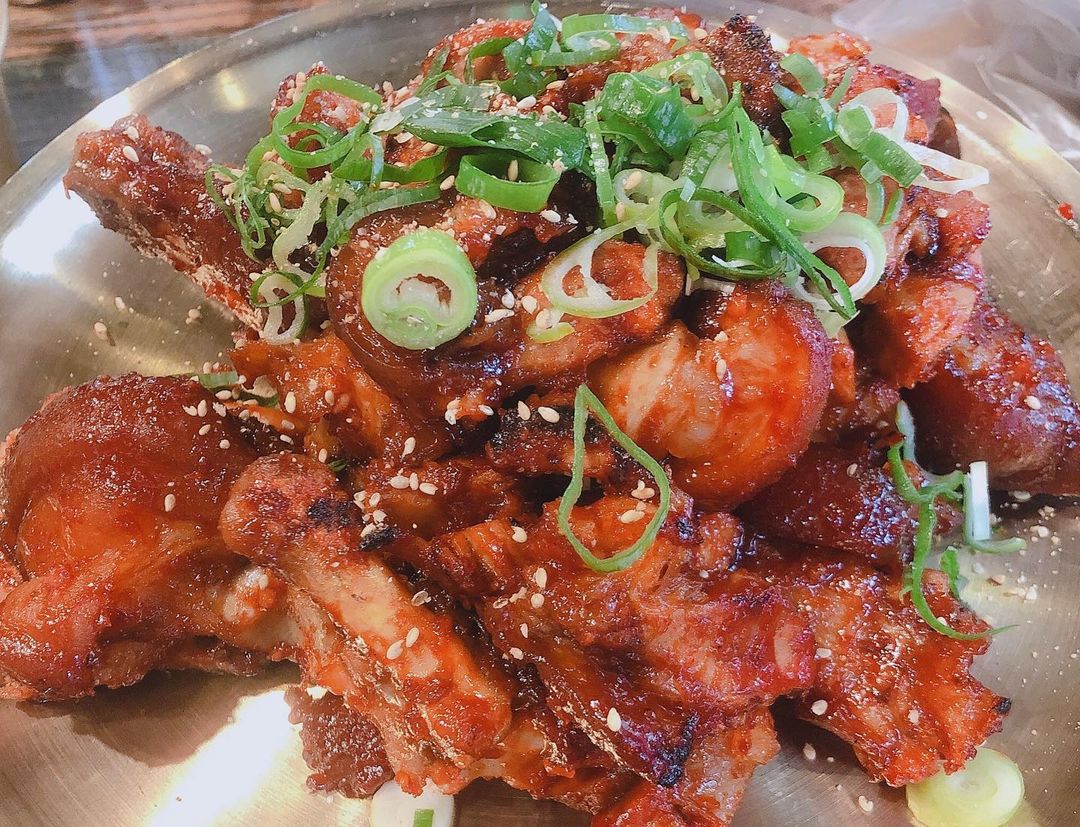  “#불금엔불족발이지 (feat.막국수)🔥 #야무지게쌈싸먹어요 ~🥬🍖 왕십리 최애맛집으로 유명한 #호야네족발 맛나게 매운 족발은 말할것도 없고~ 같이 나오는 사이드 반찬들도 너모너모 맛나다~ 오뎅탕 계란찜 보쌈김치에~ 호야네족발에서만 보는…”