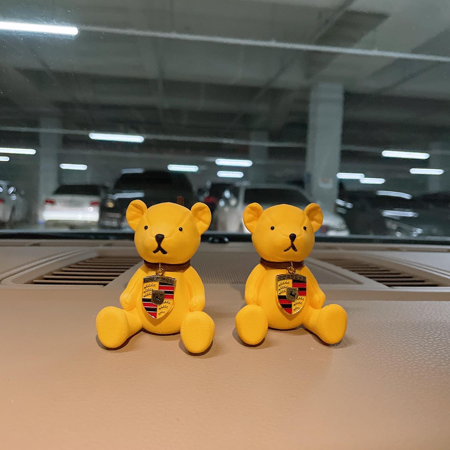귀여웡 ^.^ 
.
.
.
.
.
.
#곰돌이 #방향제 #포르쉐 #선물🎁