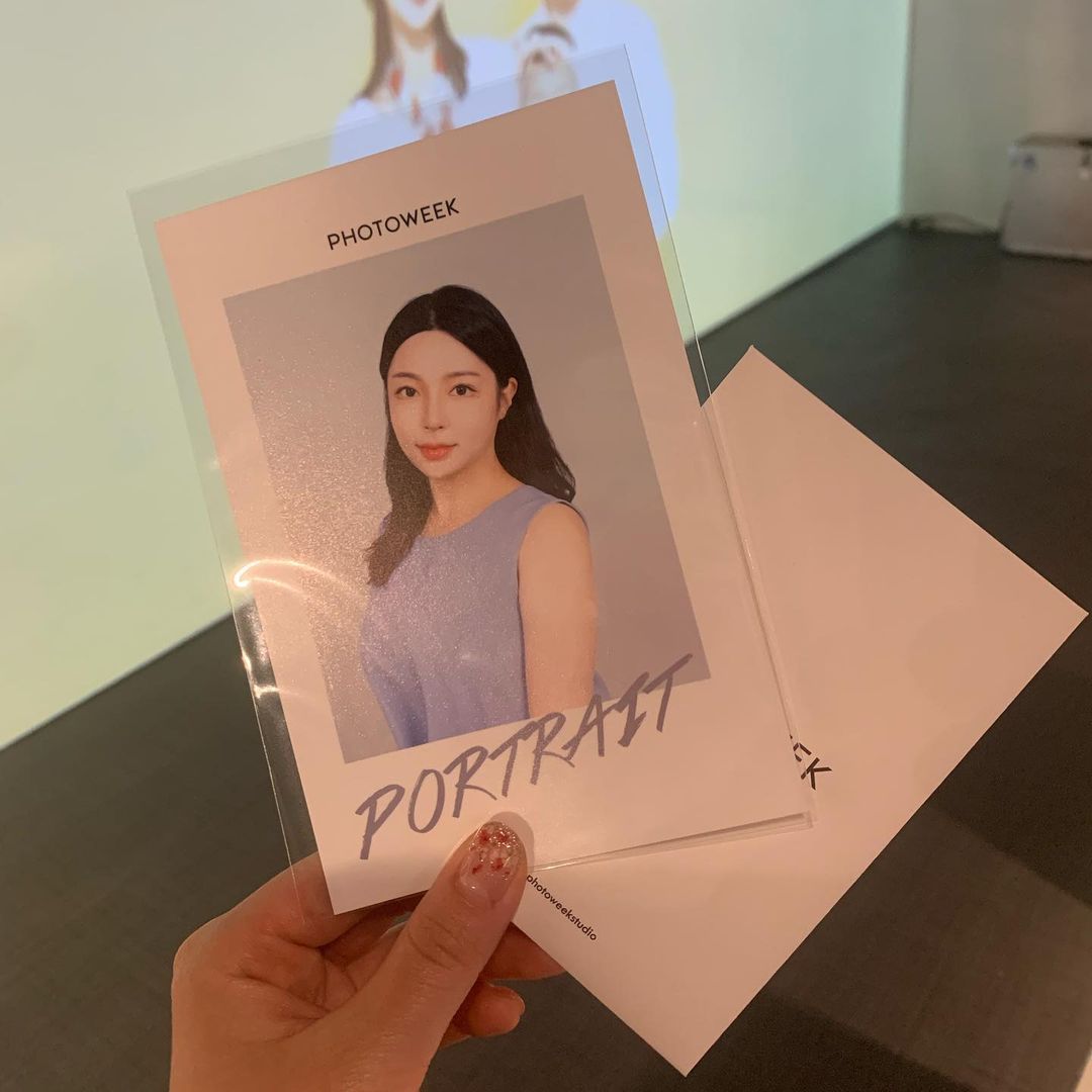  “🤍[서울/잠실 포토위크]🤍 . . ✔️프라이빗사진관 ✔️모던한인테리어 ✔️편안한사진촬영 ✔️센스있는작가님👍🏻 얼마 남지 않은 27살의 모습의 추억하기 위해 찍게 된 이번 사진 전에 찍었던 기존의 증명사진의 느낌이 아니라 소장용이였기 때문에 최대한 자연스럽게…”