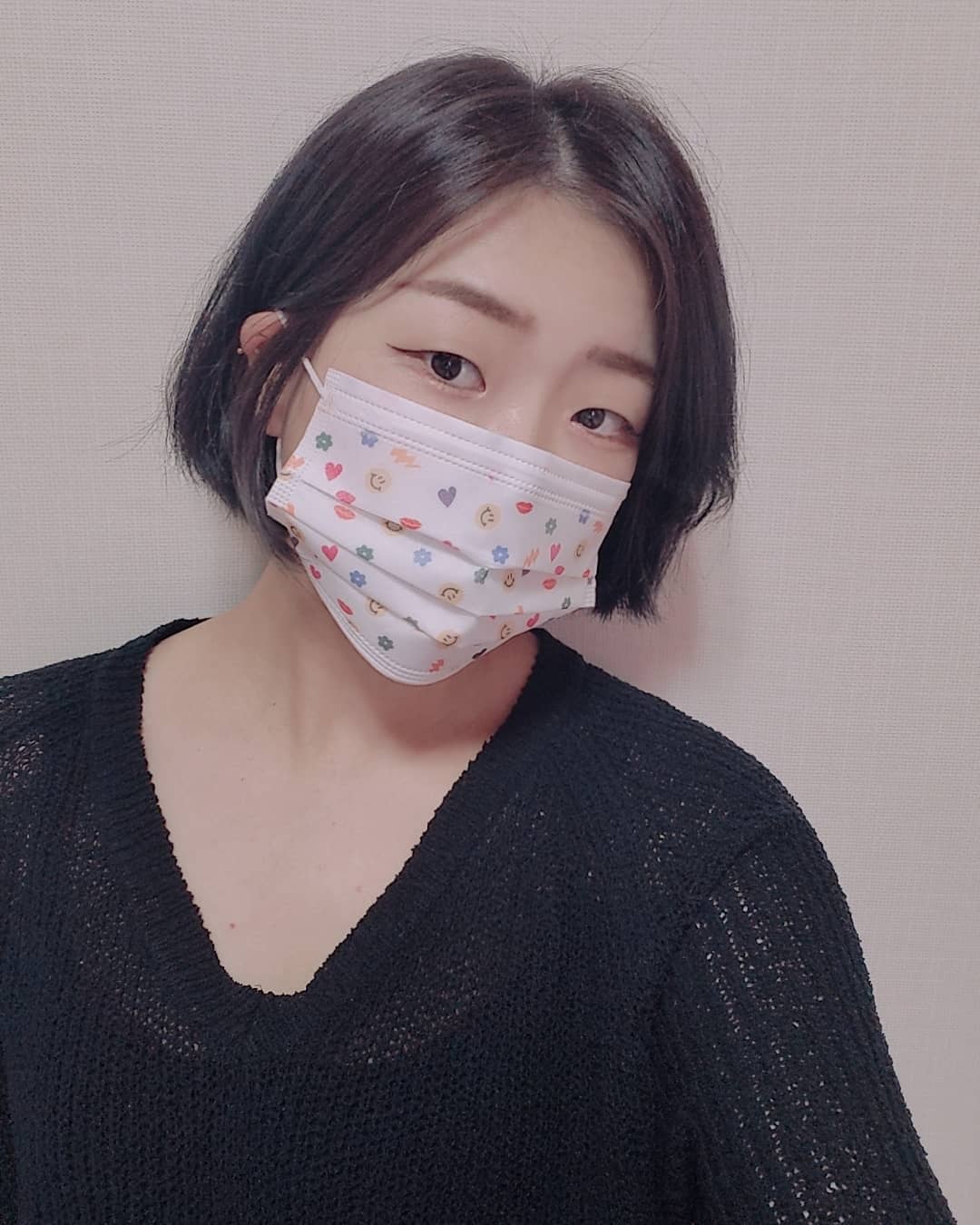 “#협찬 #광고 모든 원자재를 100프로 국내산을 사용하여 제작했다는 코모드 디자인 마스크 😷 국내산 목화솜 필터라 그런지 두깨도 두툼한데 오래쓰고있어도 마스크가 뽀송뽀송하고 숨쉬기도 좋고 입냄새도 안나네요 😃 땀나도 흡수가잘되서그런지 얼굴도…”