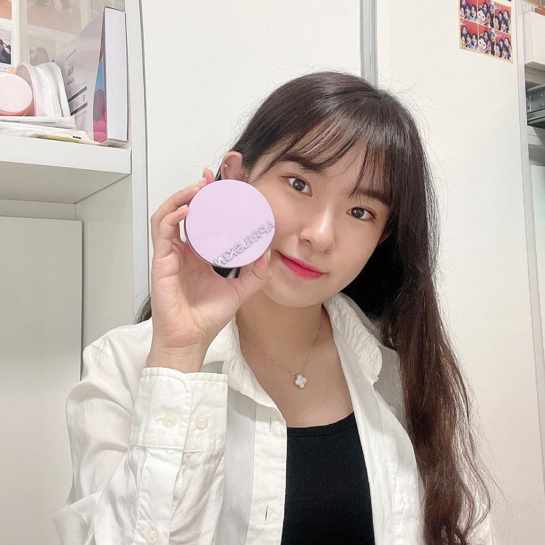  “#협찬 마스크에 묻어남이 거의 없는 에이프릴 초슬림 쿠션! 💜마스크 묻어남 방지 효과 불필요한 유분을 휘발해주는 픽싱 오일과 파우더 결합체의 최적의 조합 💜밀착력 높여줌 가벼운 파우더로 에이러 레이어를 촘촘하게 형성해 텁텁하고 두꺼운 느낌을…”