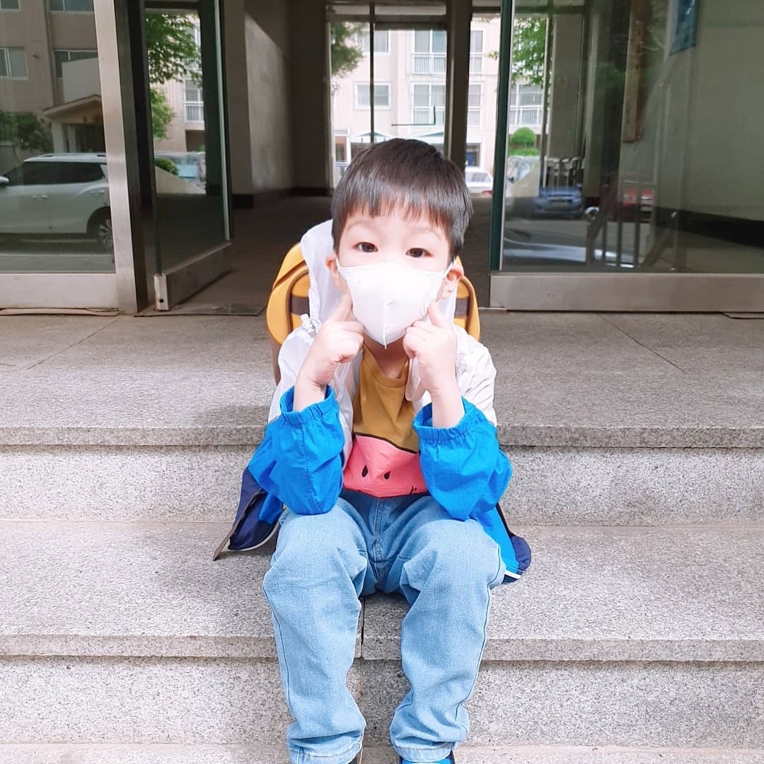 요즘 아드님 근황ㅋㅋ
돌아다닐만한 상황이 아니라서 
얼집 출근길마다 사진찍어주는게
이제 습관이 되었다😅😅

막둥이라 그런지 하루가 다르게 쑥쑥 
크는 기분..아쉽기도 하면서 안아프고
잘자라주니 대견하기도 하고💗

그런데 왜 클수록..
엄마껌딱지가 되어가는것인가😩😩
아들..진짜 이러기있긔..없긔?

#일상 #막둥이 #내눈엔이쁜4살
#엄마바라기 #남편보다낫다